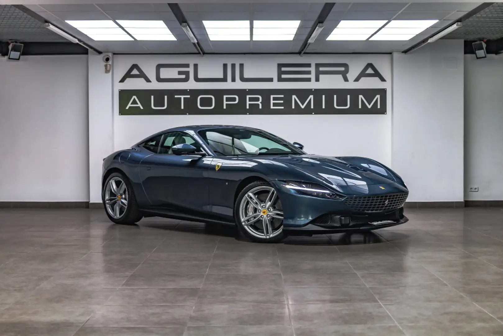 Ferrari Roma Azul - 1
