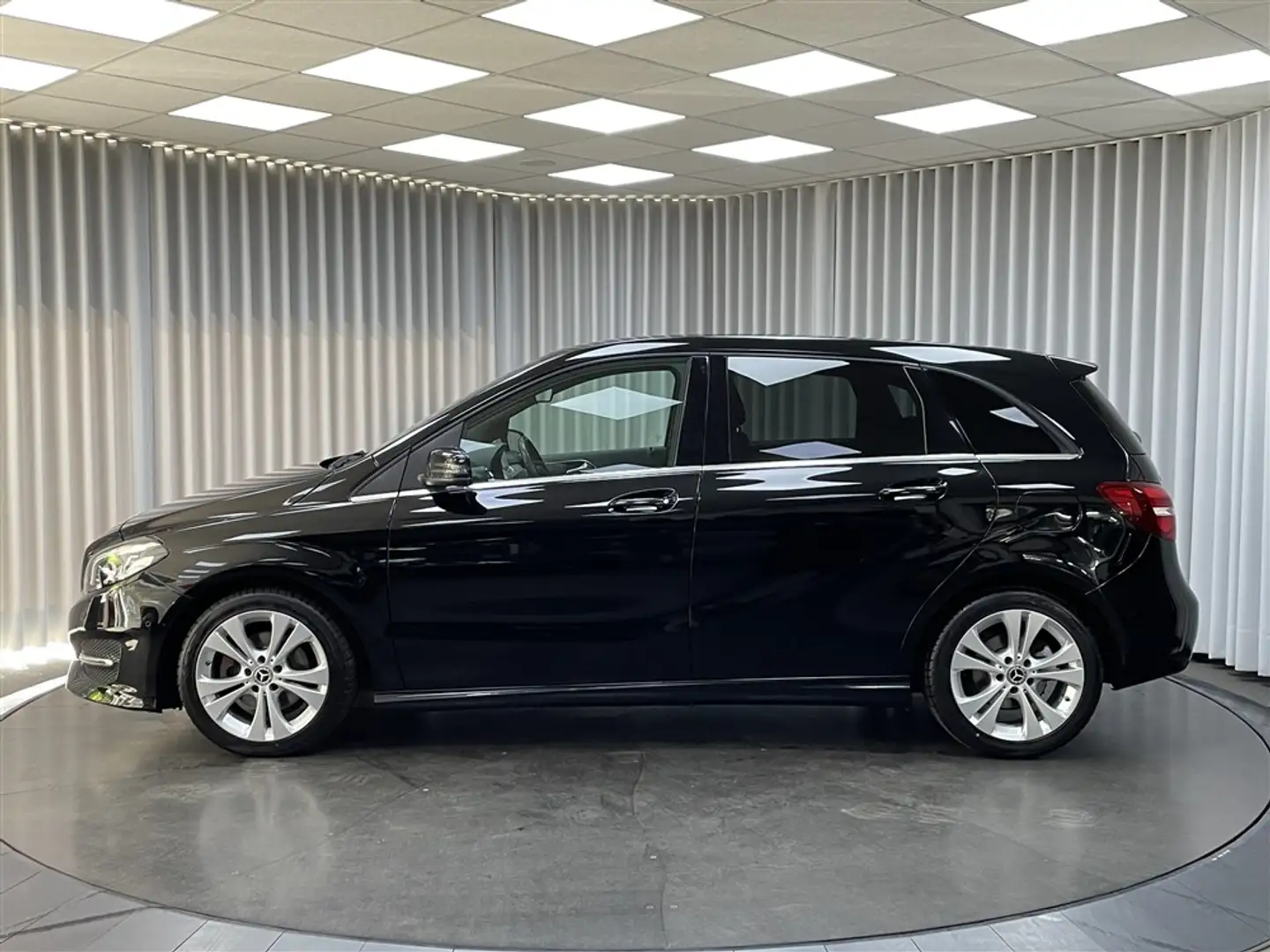 Mercedes-Benz B 180 1.6i / Aut. / Leder / LED / Bluetooth / ... Zwart - 2