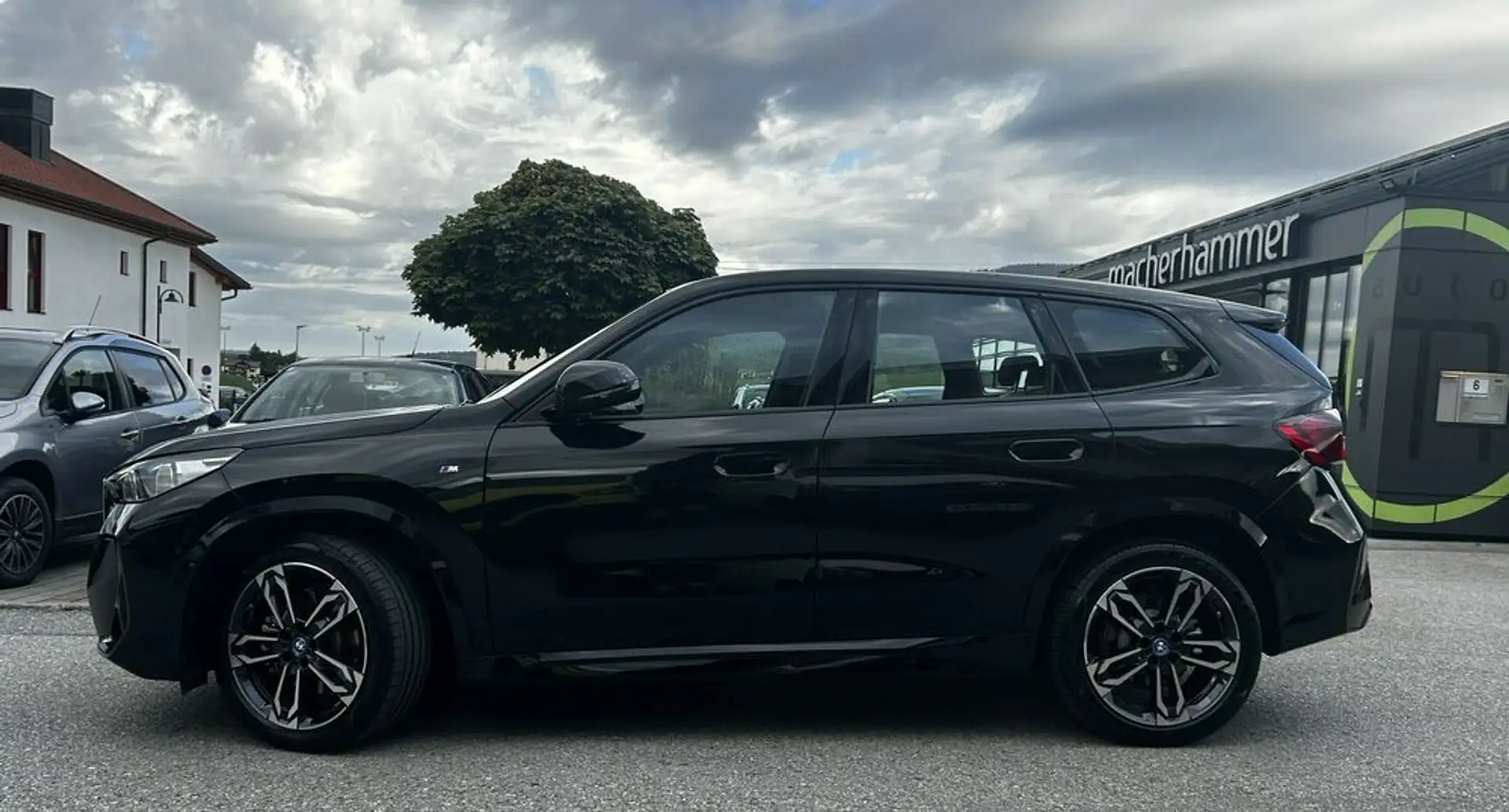 BMW iX1 30 xDrive M Sport *LED*KEYLESS*SHZG*19'' Schwarz - 2