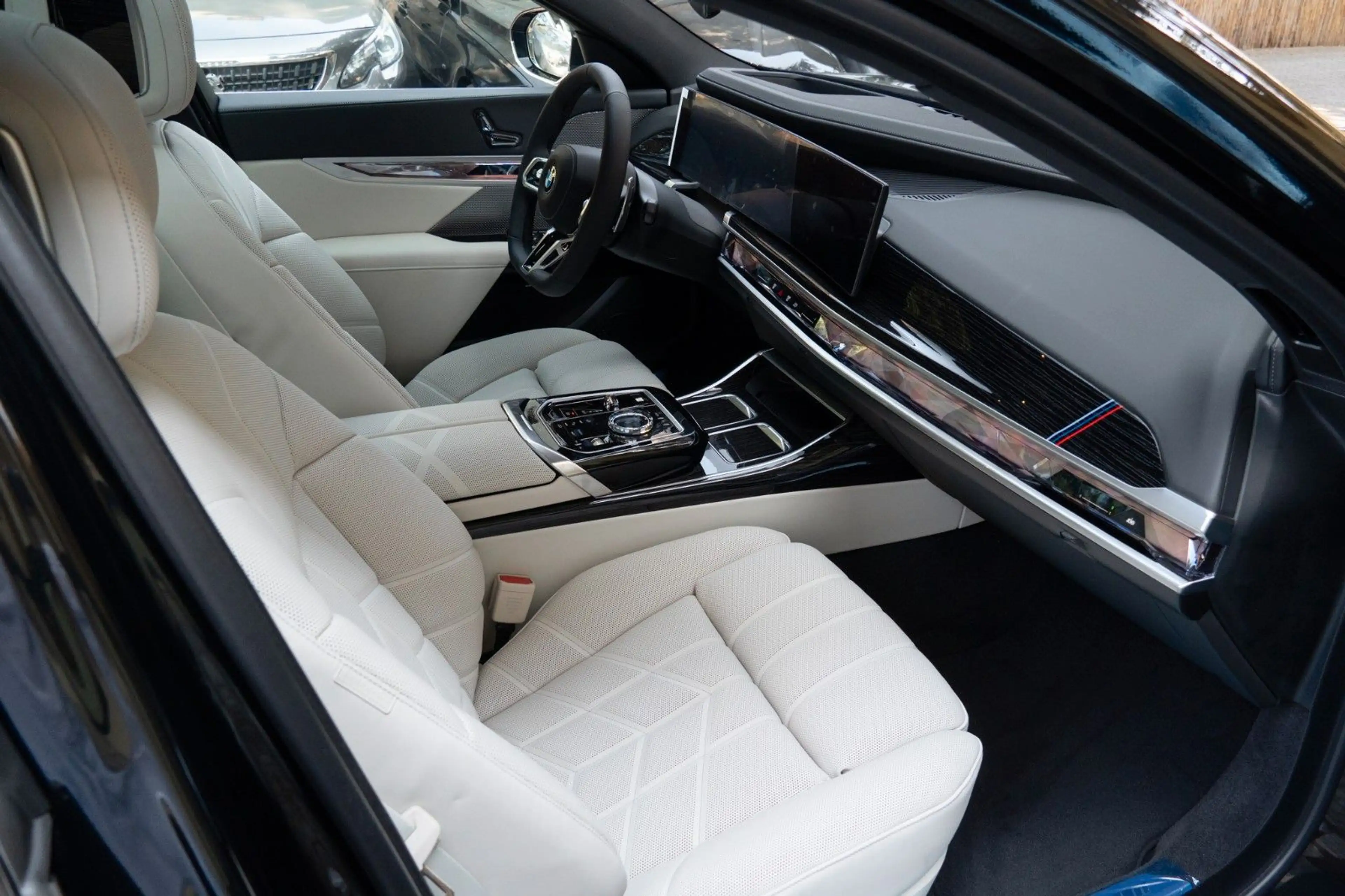 BMW 740 d M SPORT.DR.ASS.PRO.MASSAGE.SKY.AUT.TÜR.AHK — photo 13