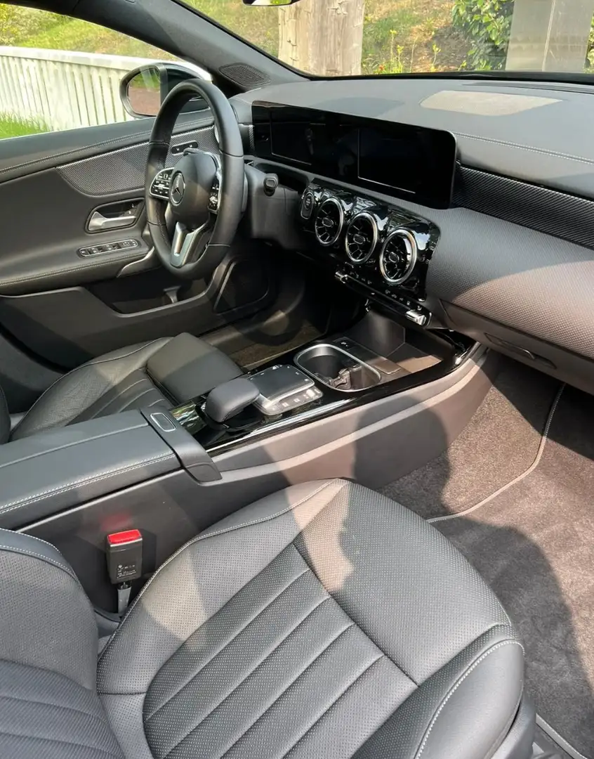Mercedes-Benz A 250 leder / pano / Carplay / ventilated + heated seats Zwart - 2