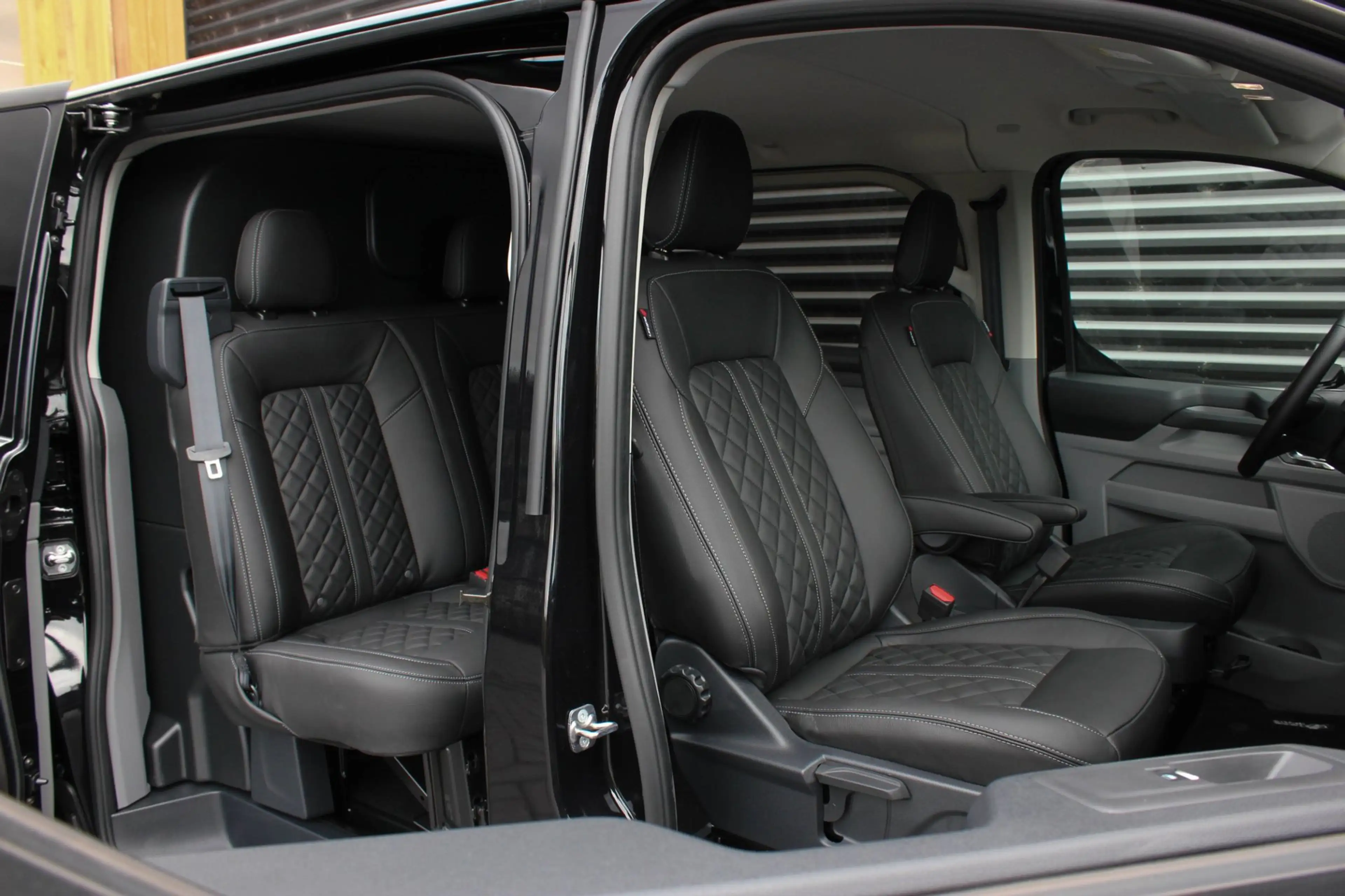 Ford E-Transit Cust. 320 L2H1 Limited 71 kWh DC DUBBEL CABINE / J — photo 38
