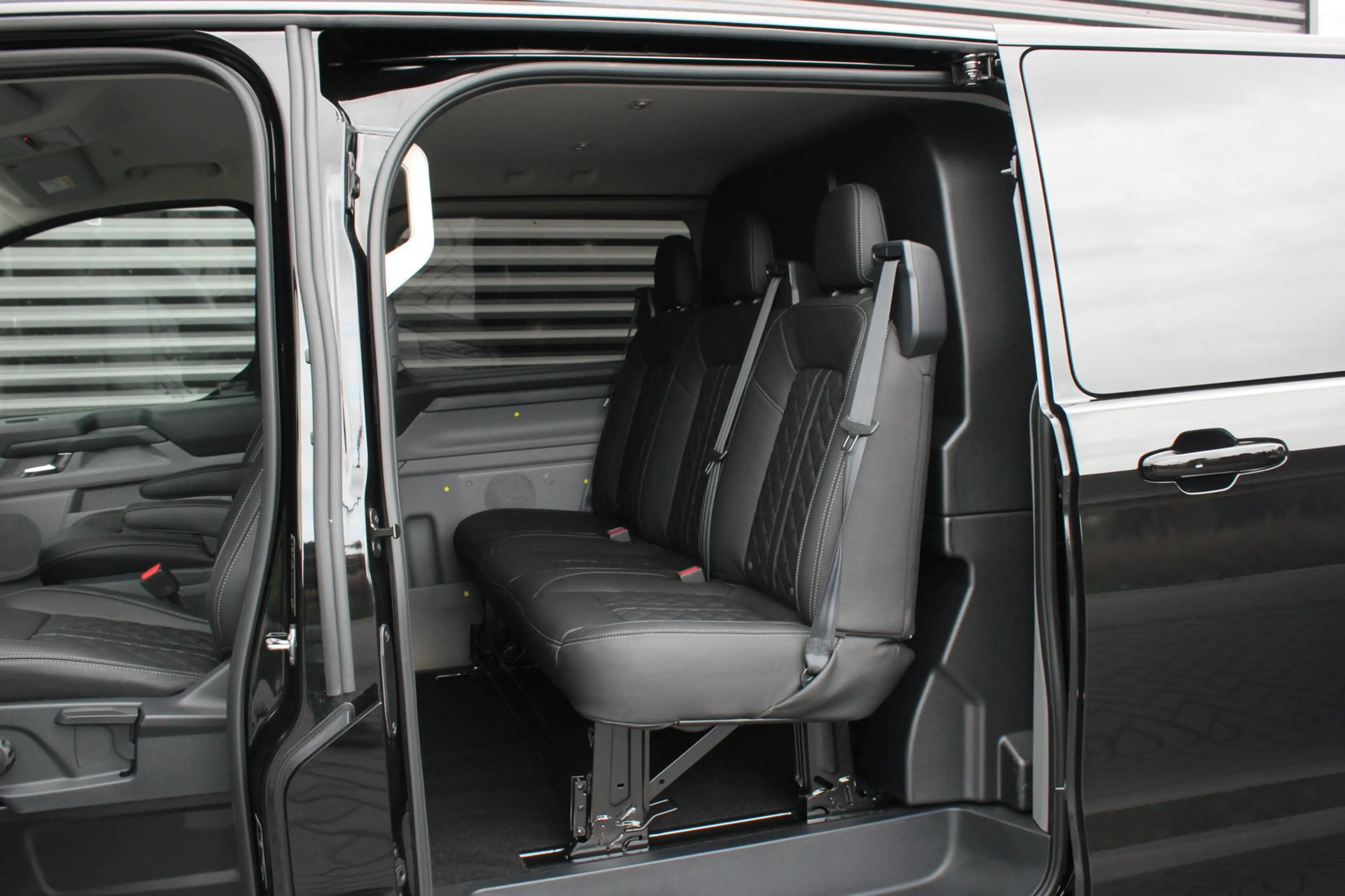 Ford E-Transit Cust. 320 L2H1 Limited 71 kWh DC DUBBEL CABINE / J — photo 15