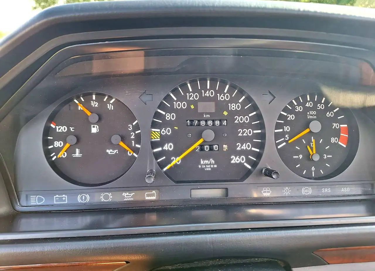 Mercedes-Benz 300 W 124, foto 5