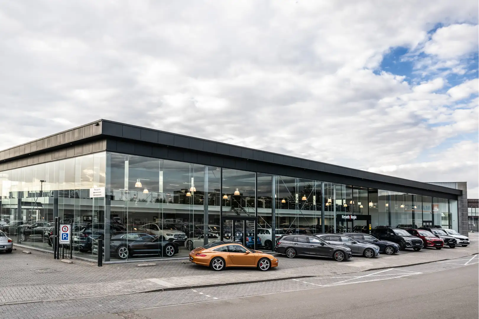 BMW 225 2-serie Active Tourer 225e xDrive Panorama Camera Zwart - 2