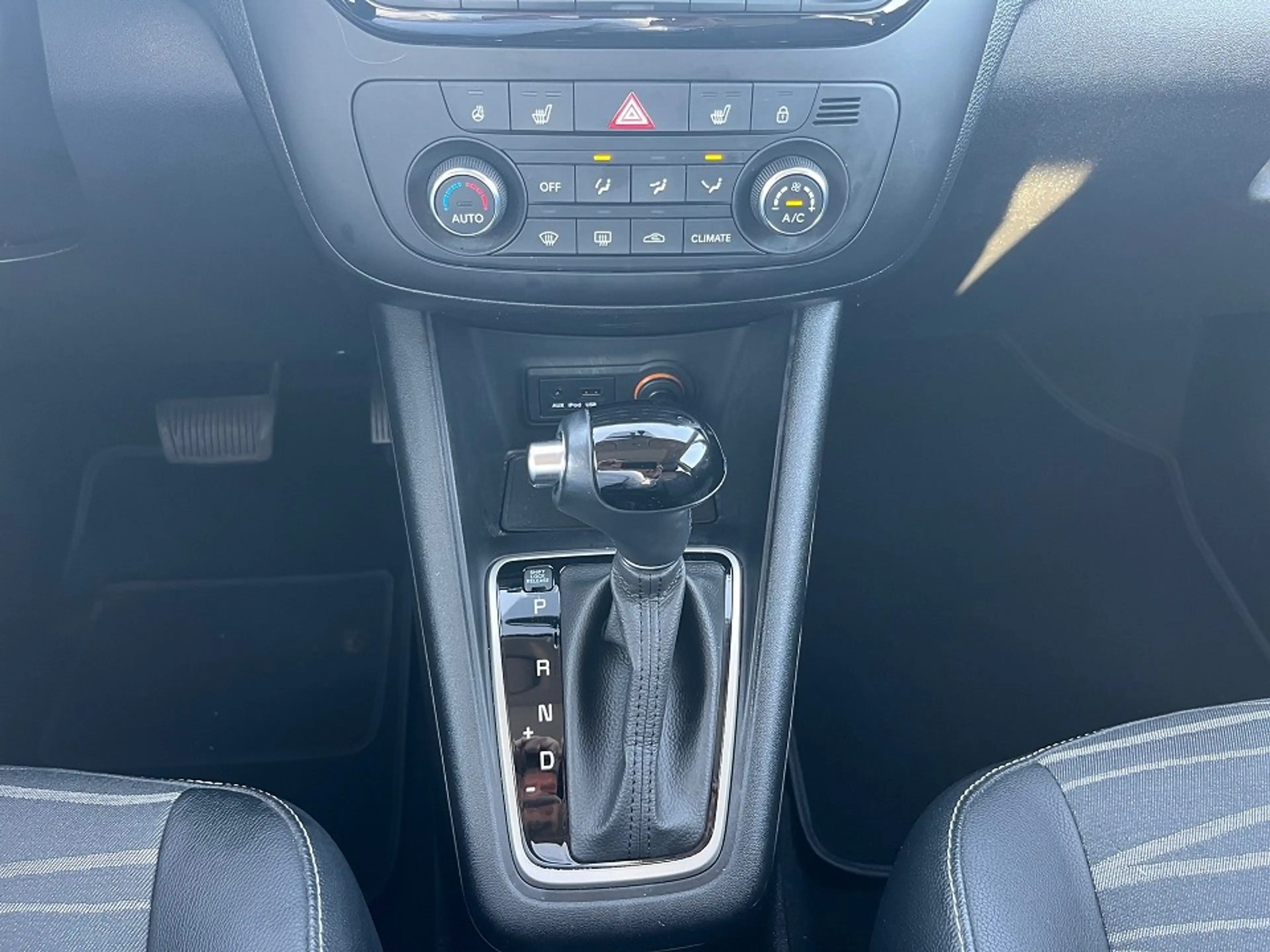 Kia Venga Platinum Edition NAVI SHZ PDC KAM LRHZ — photo 10