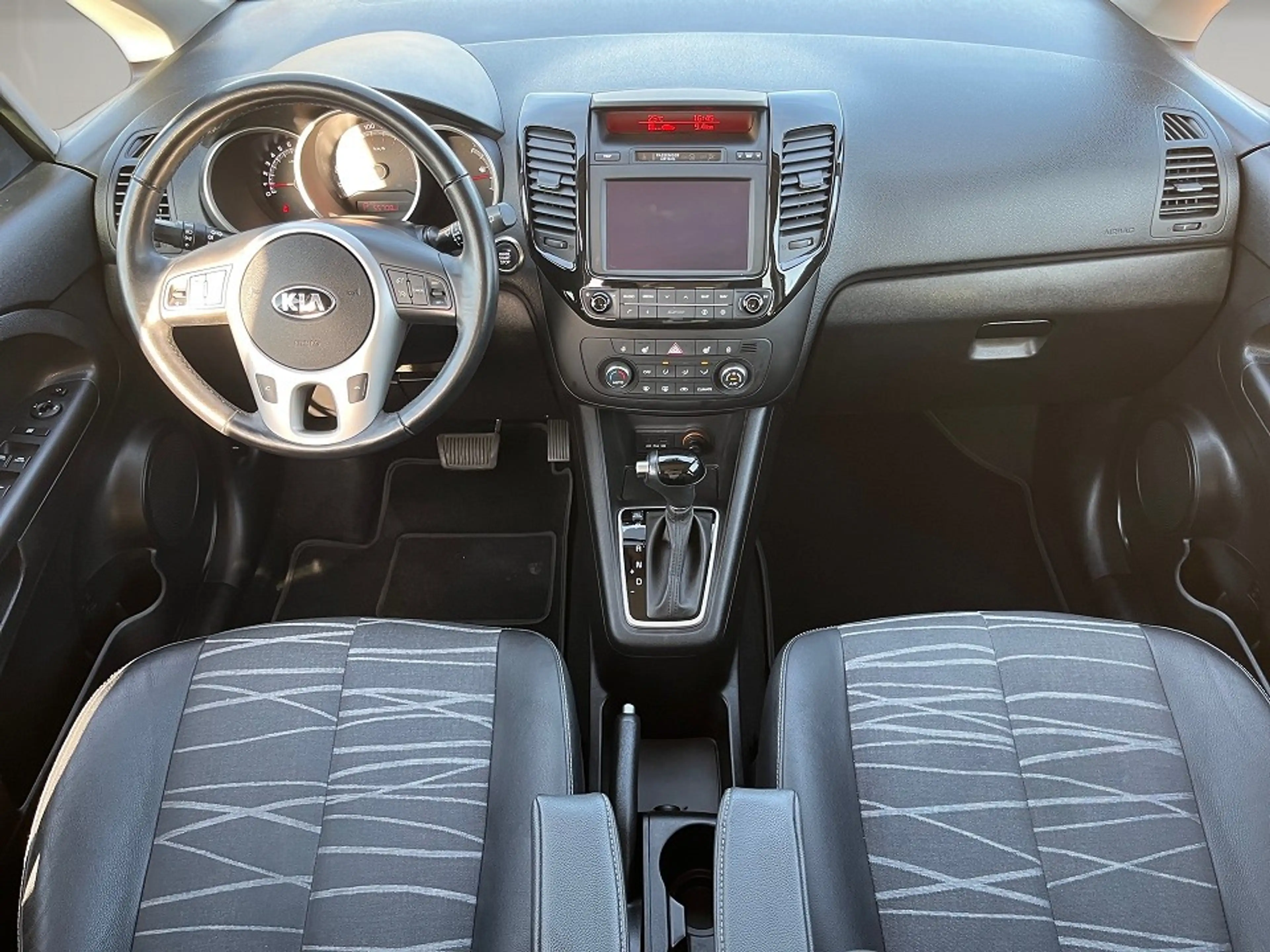 Kia Venga Platinum Edition NAVI SHZ PDC KAM LRHZ — photo 7