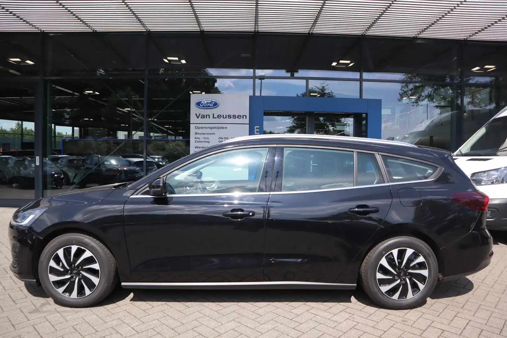 Ford Focus Wagon 125PK HYBRID TITANIUM PANODAK WINTER-PACK B& Noir - 2