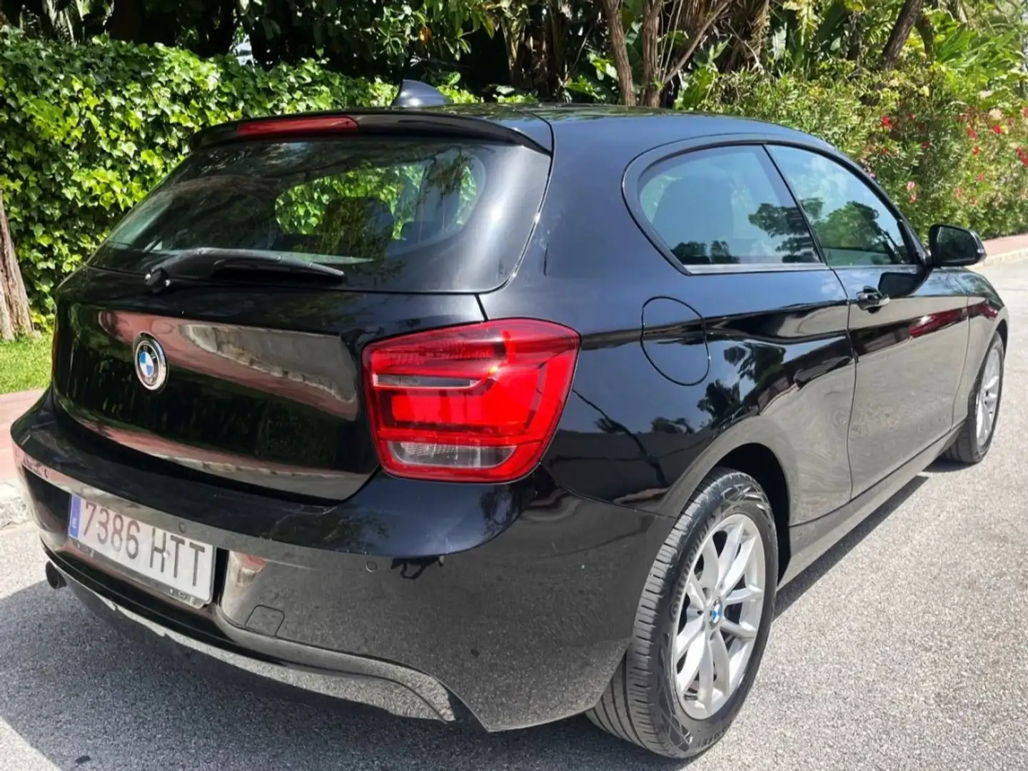 BMW BMW Serie 1 Berlina  Manual de 5 Puertas Czarny - 2