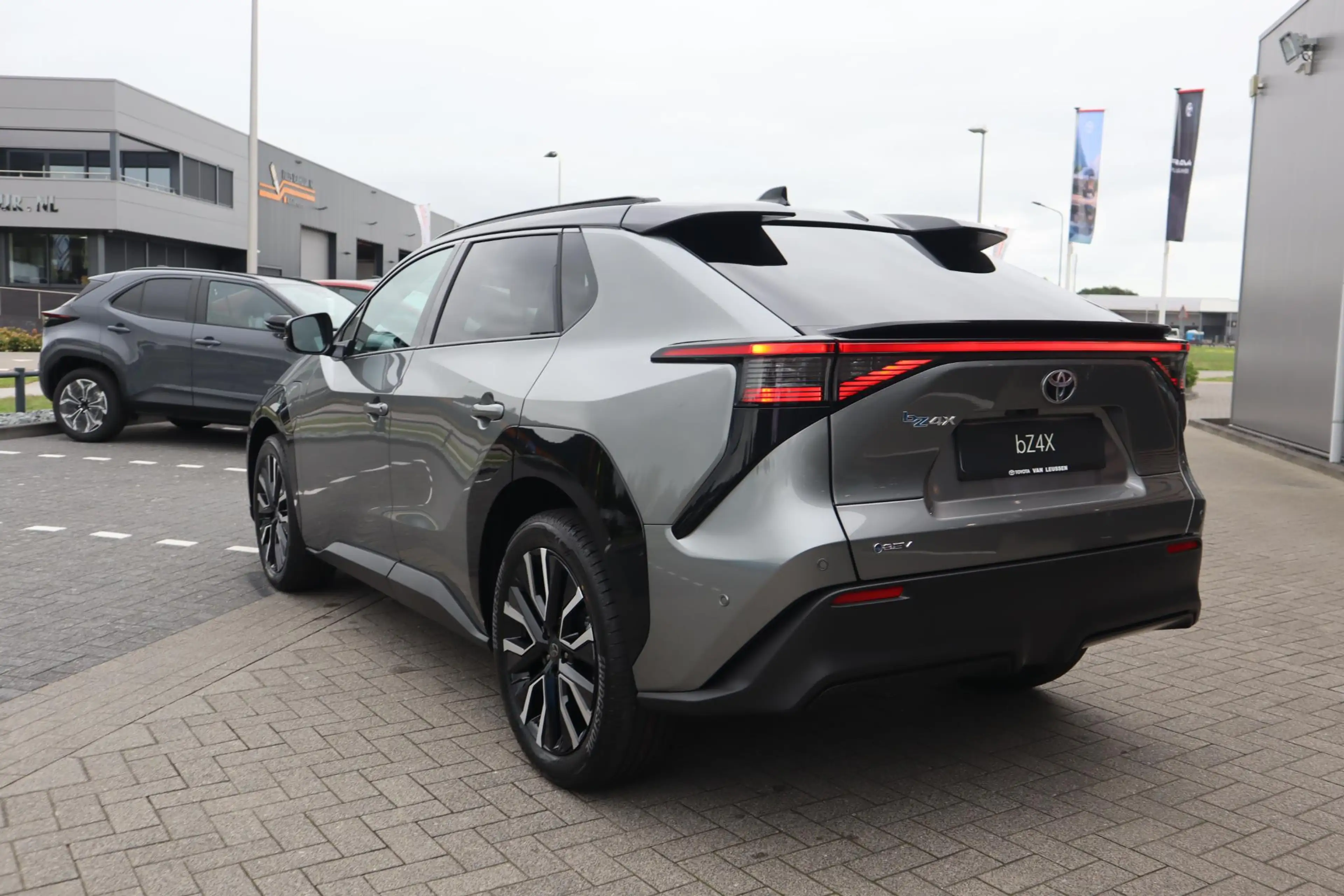 Toyota bZ4X Executive 73 kWh NIEUW! PREMIUM-PACK 20"LMV PANODA — photo 3