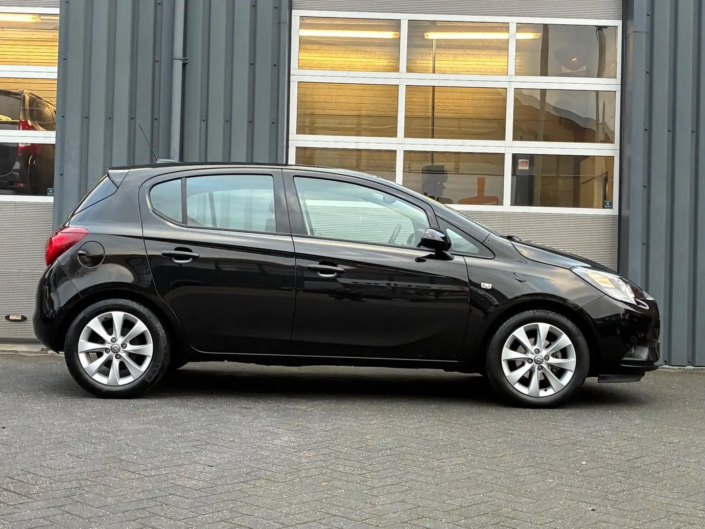Opel Corsa 1.4 Favourite Airco Pdc Dealer onderhouden Schwarz - 2