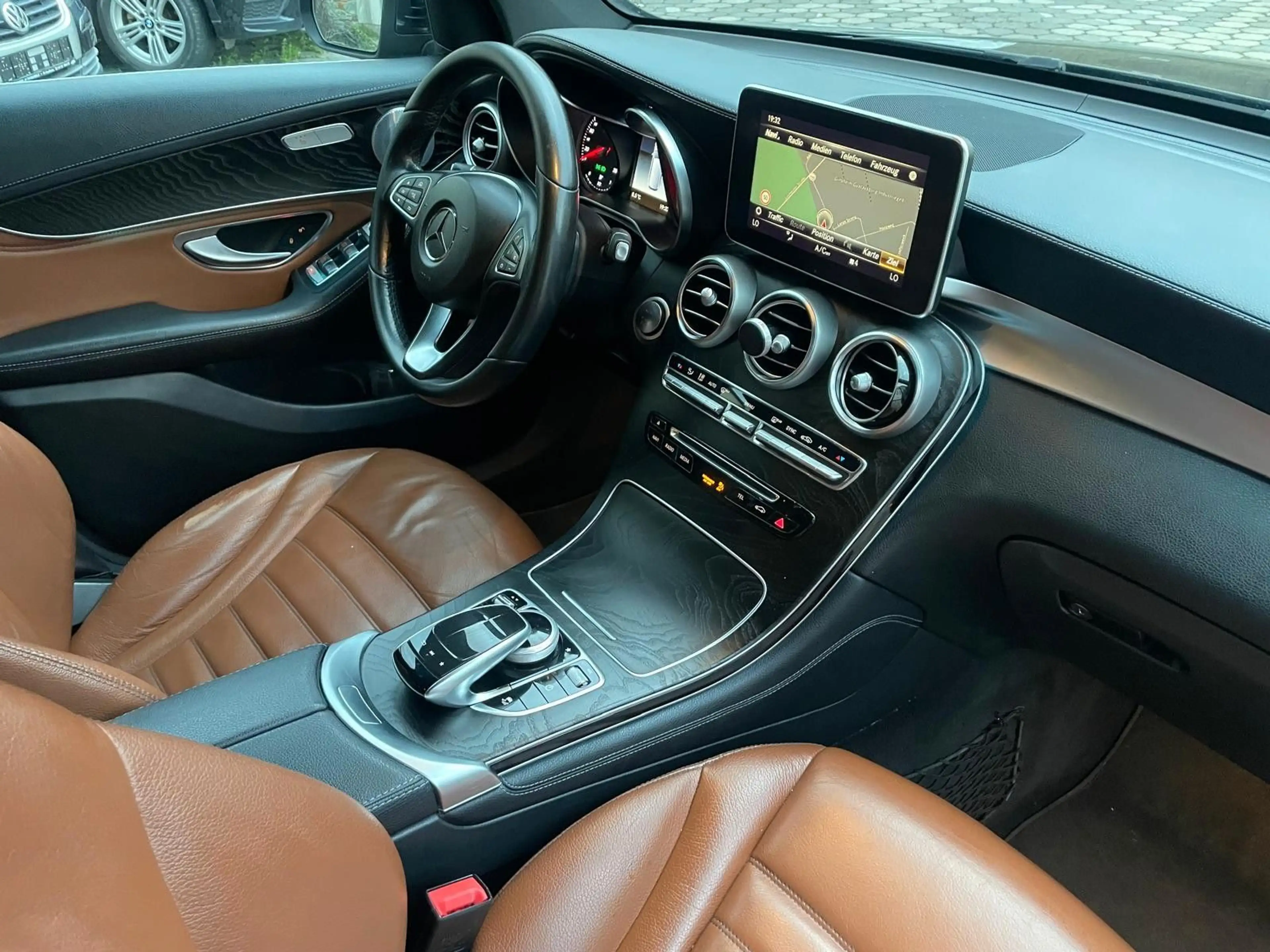 Mercedes-Benz GLC 350 d 4Matic AMG Leder LED Kamera 360 — photo 14