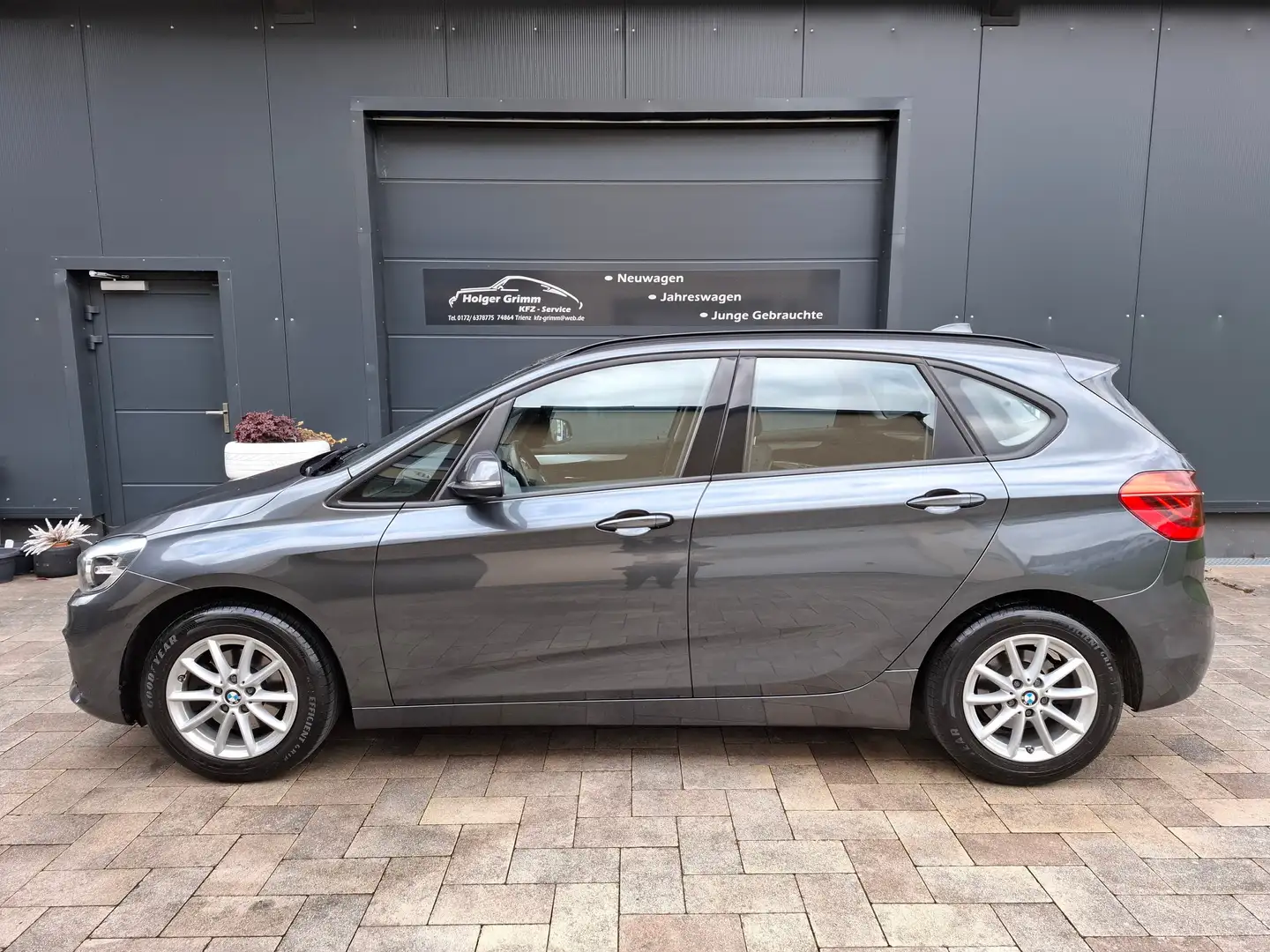 BMW 218 218d Active Tourer Top Zustand/AHK/Sitzheiz/Navi Grau - 1