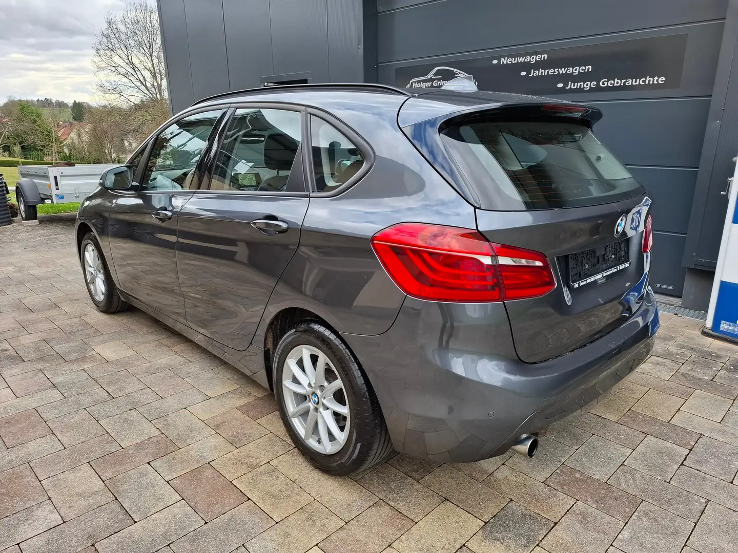 BMW 218 218d Active Tourer Top Zustand/AHK/Sitzheiz/Navi Grau - 2