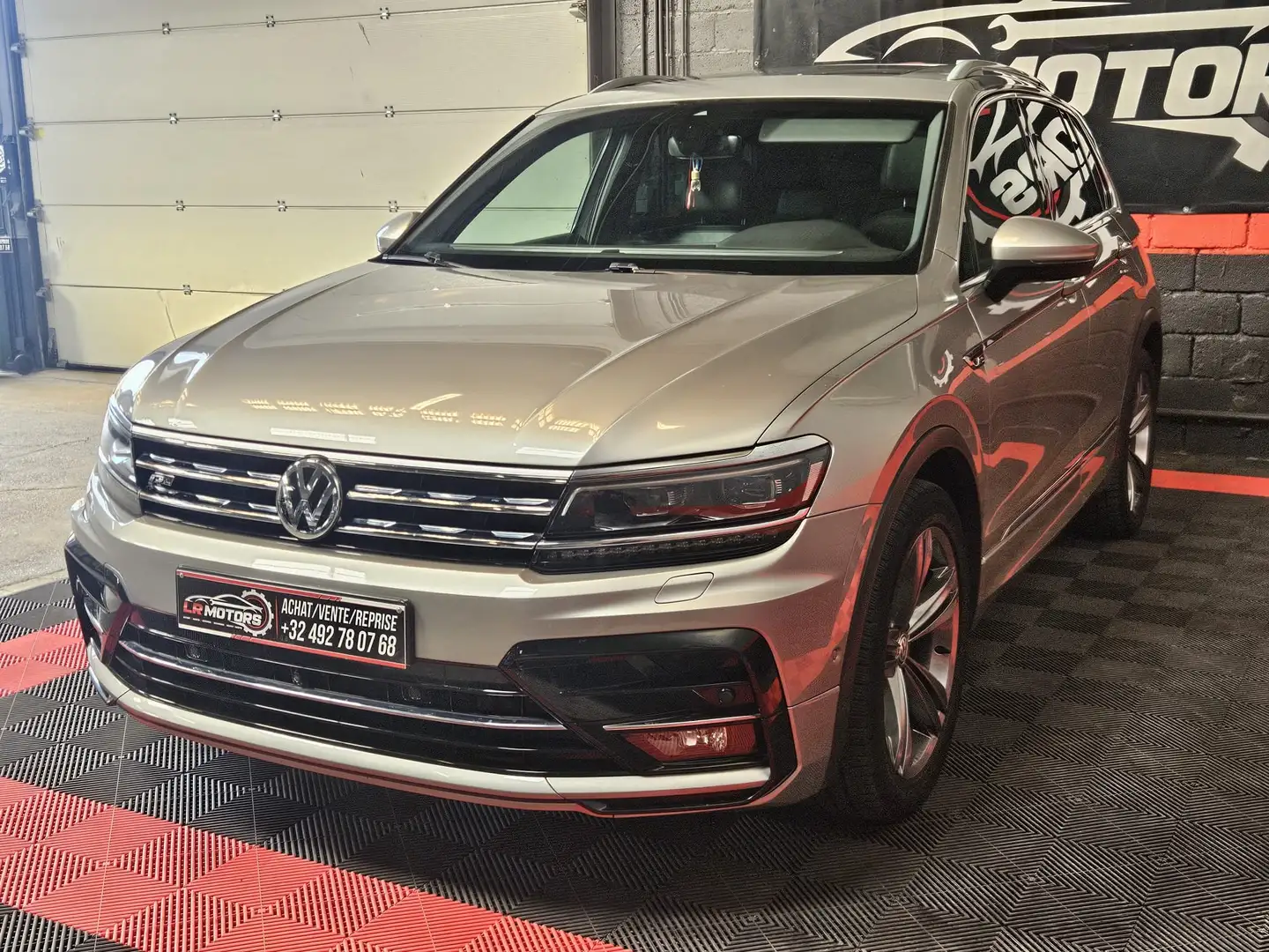 Volkswagen Tiguan Tiguan 2.0 TDi SCR R-LINE DSG (EU6.2) Plateado - 2