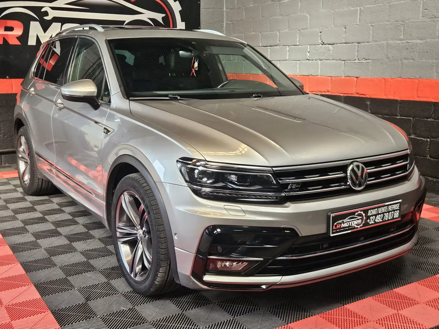 Volkswagen Tiguan Tiguan 2.0 TDi SCR R-LINE DSG (EU6.2) Plateado - 1