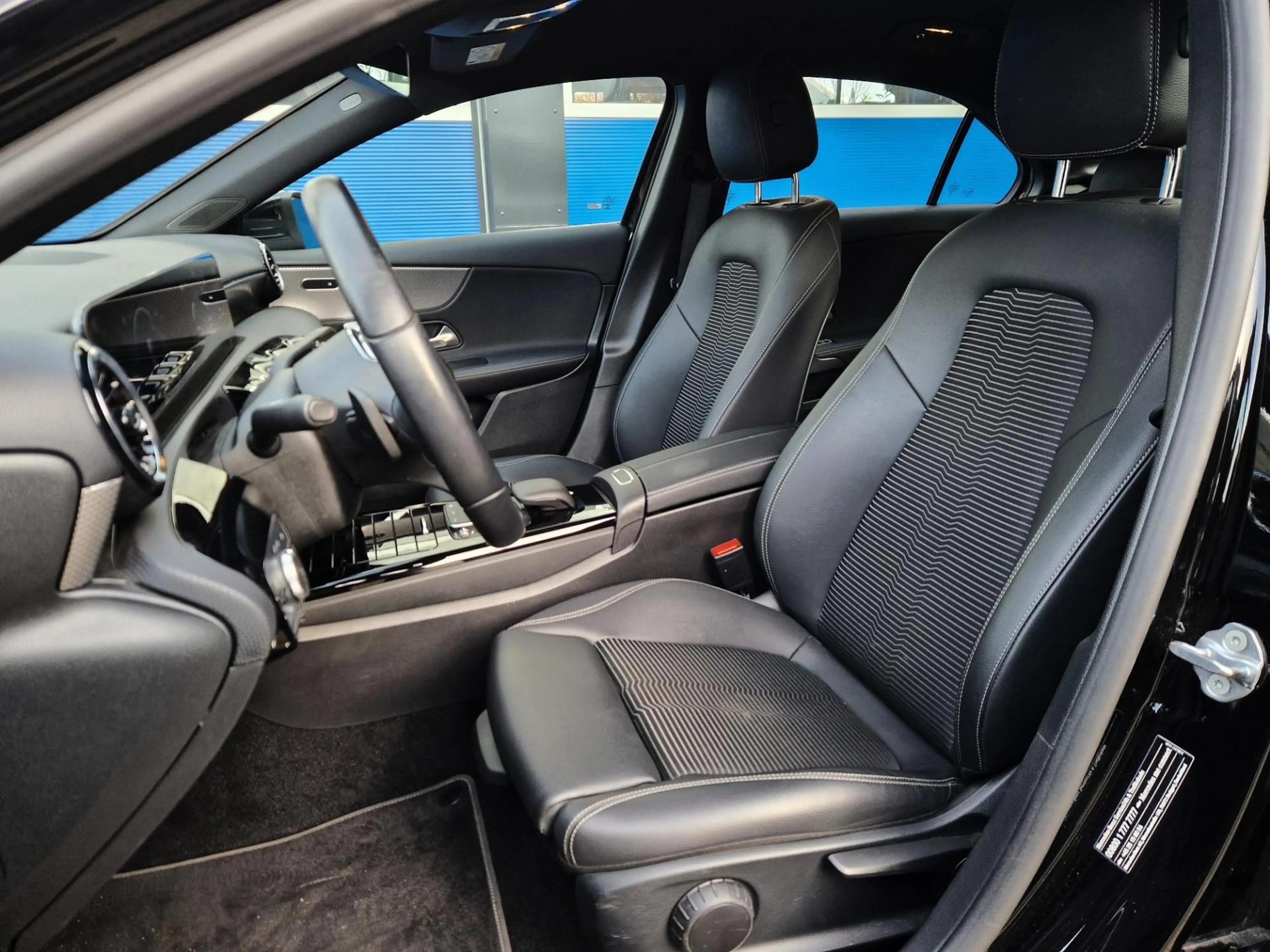 Mercedes-Benz A 200 Automaat / Wegklapbare trekhaak / Led verlichting — photo 3