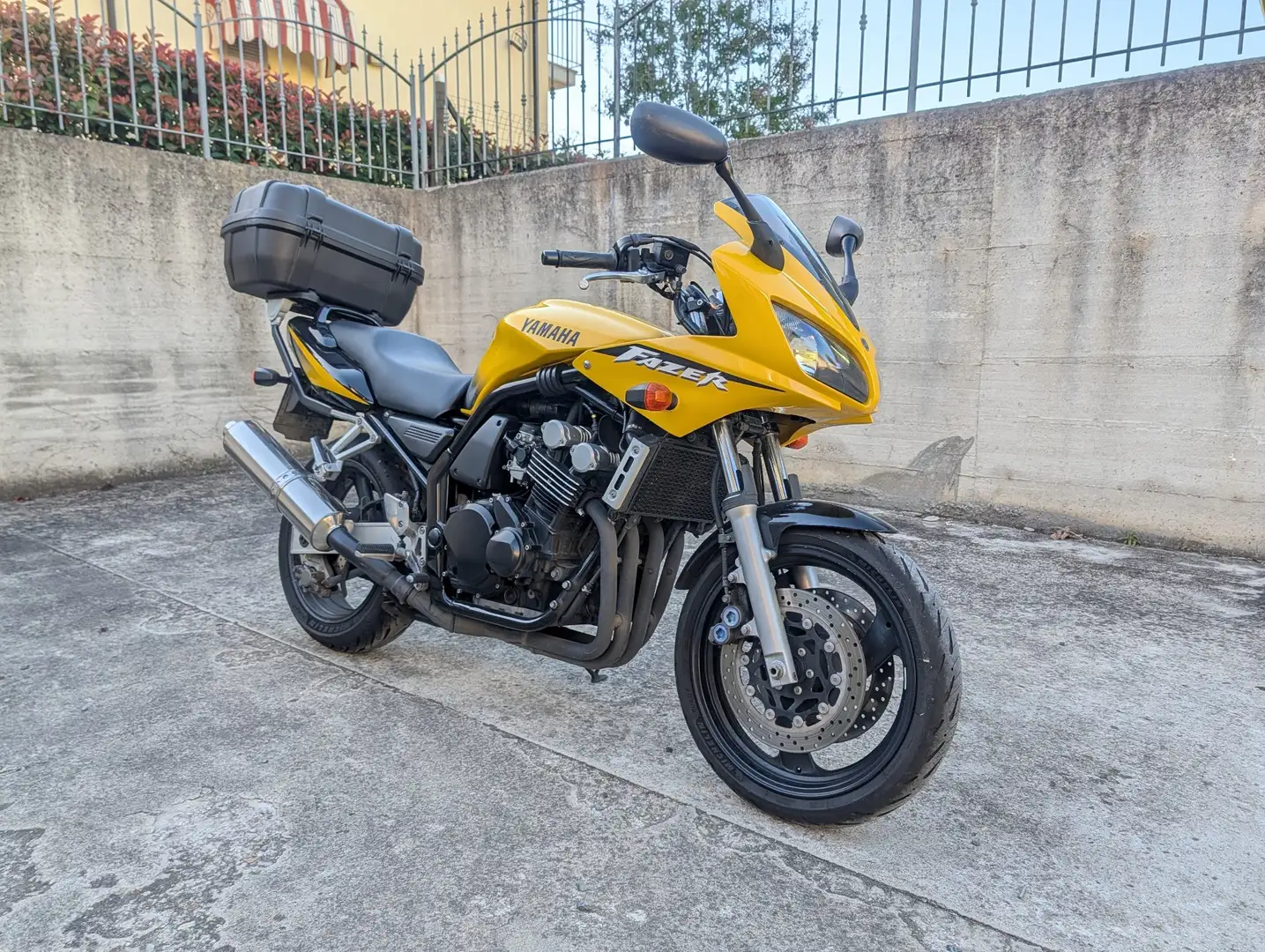 Yamaha FZS 600 Amarillo - 1