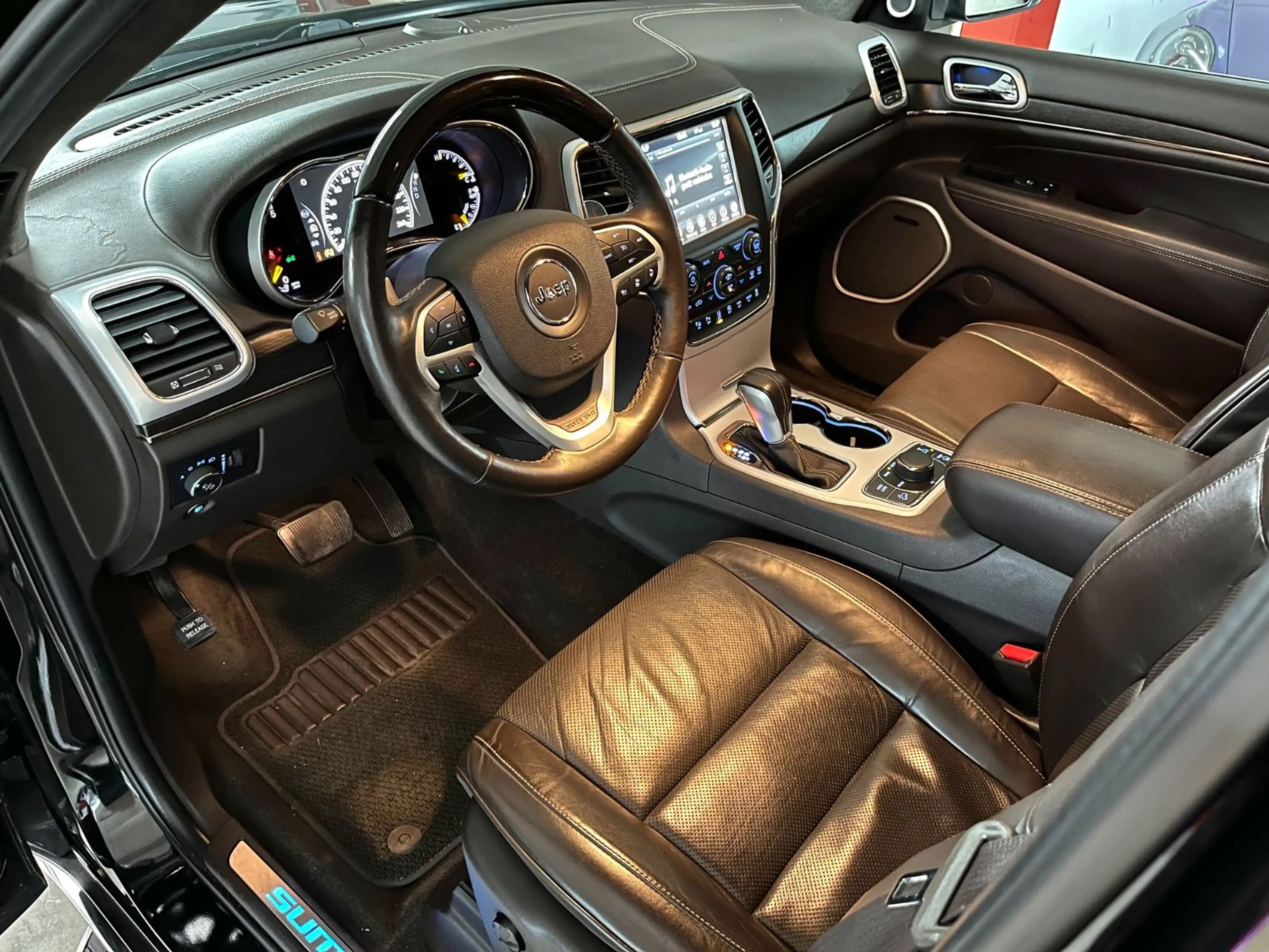 Jeep Grand Cherokee 3.0 CRD Summit Fond Entertainment — photo 14