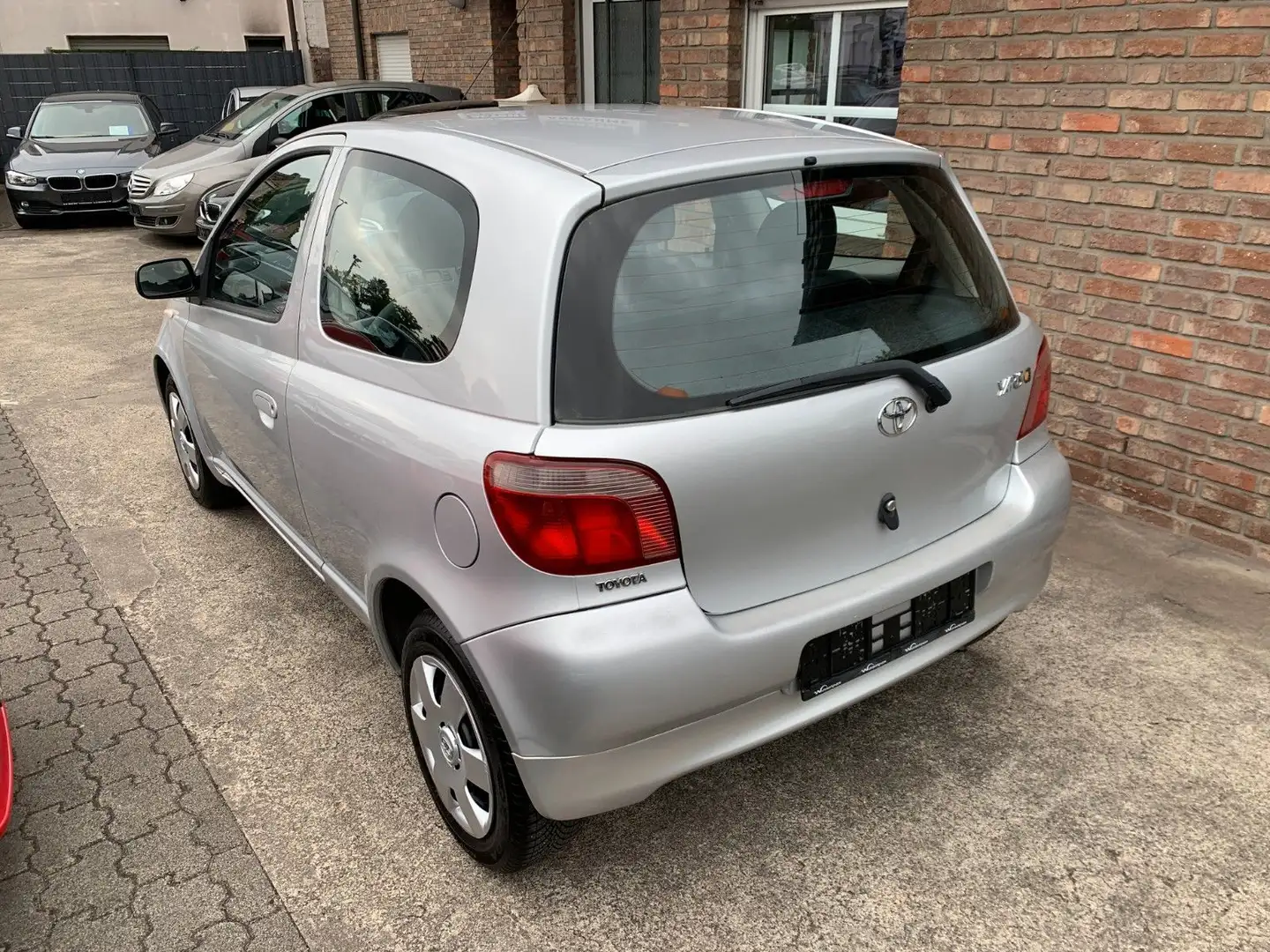 Toyota Yaris 1.3 linea sol Automatik Silber - 1