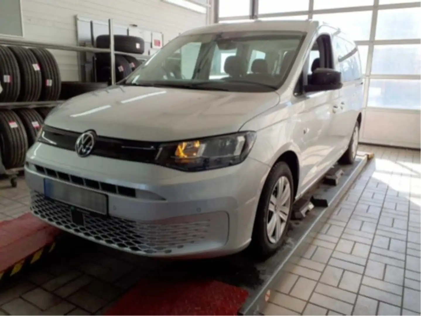 Volkswagen Caddy Maxi Kombi 1.5l TSI 84kW 6-Gang LR 7 Sitzer Navi Silber - 1