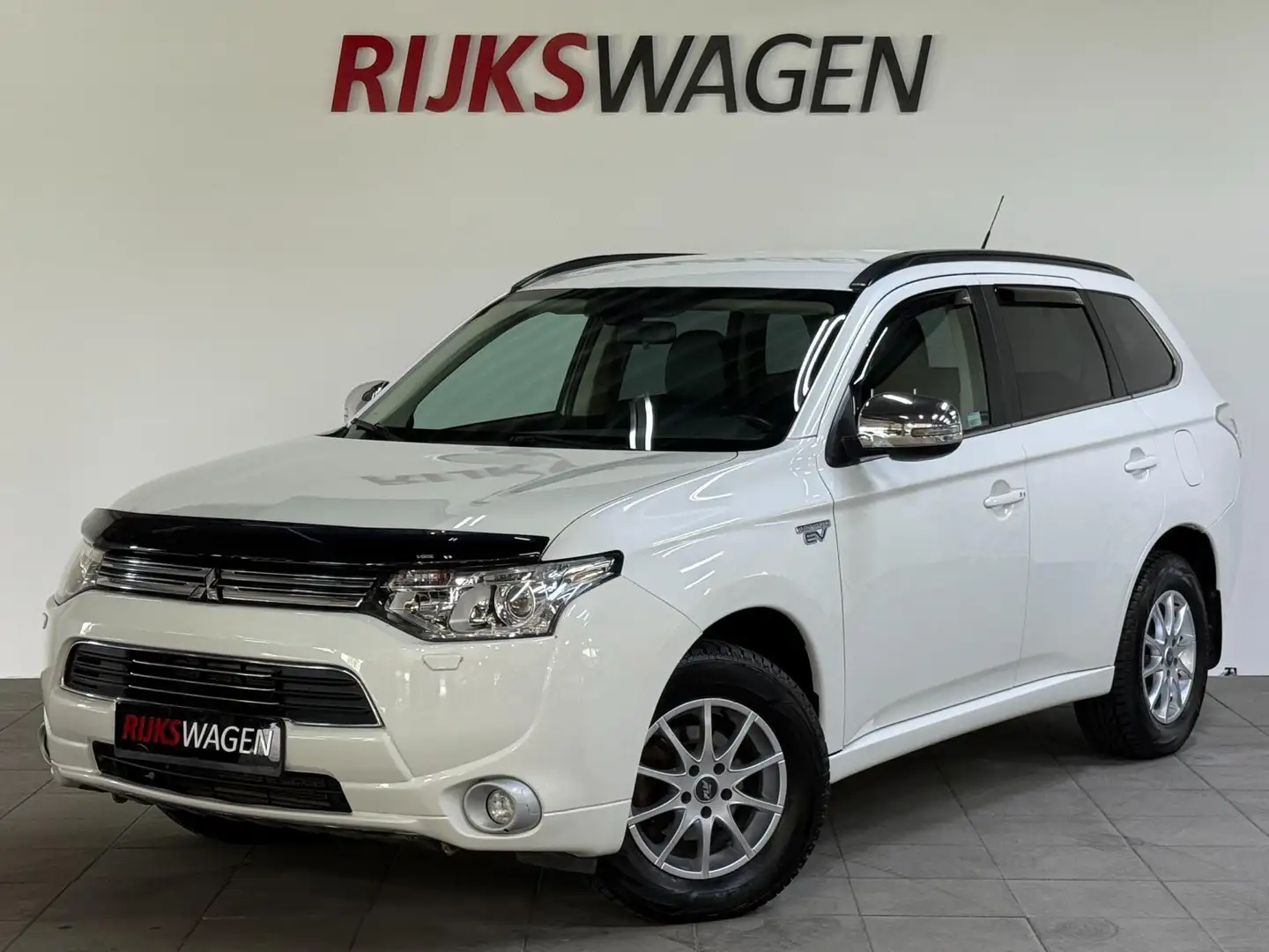 Mitsubishi Outlander 2.0 PHEV Instyle+ 4WD/Camera/Navi Bílá - 1