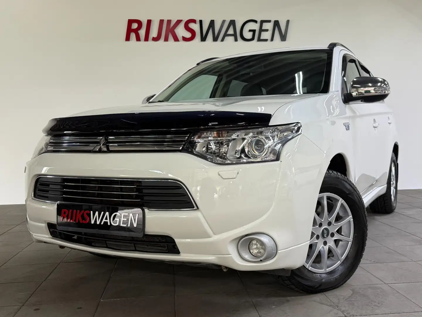 Mitsubishi Outlander 2.0 PHEV Instyle+ 4WD/Camera/Navi Bílá - 2