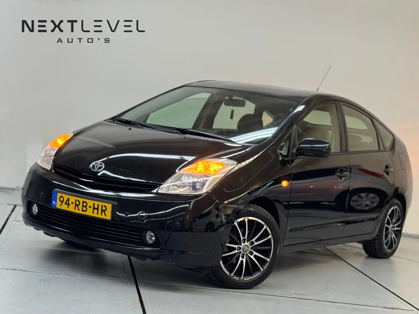 Toyota Prius 1.5 VVT-i Hybrid AUT Airco Navi PDC Nieuwe Apk Zwart - 1