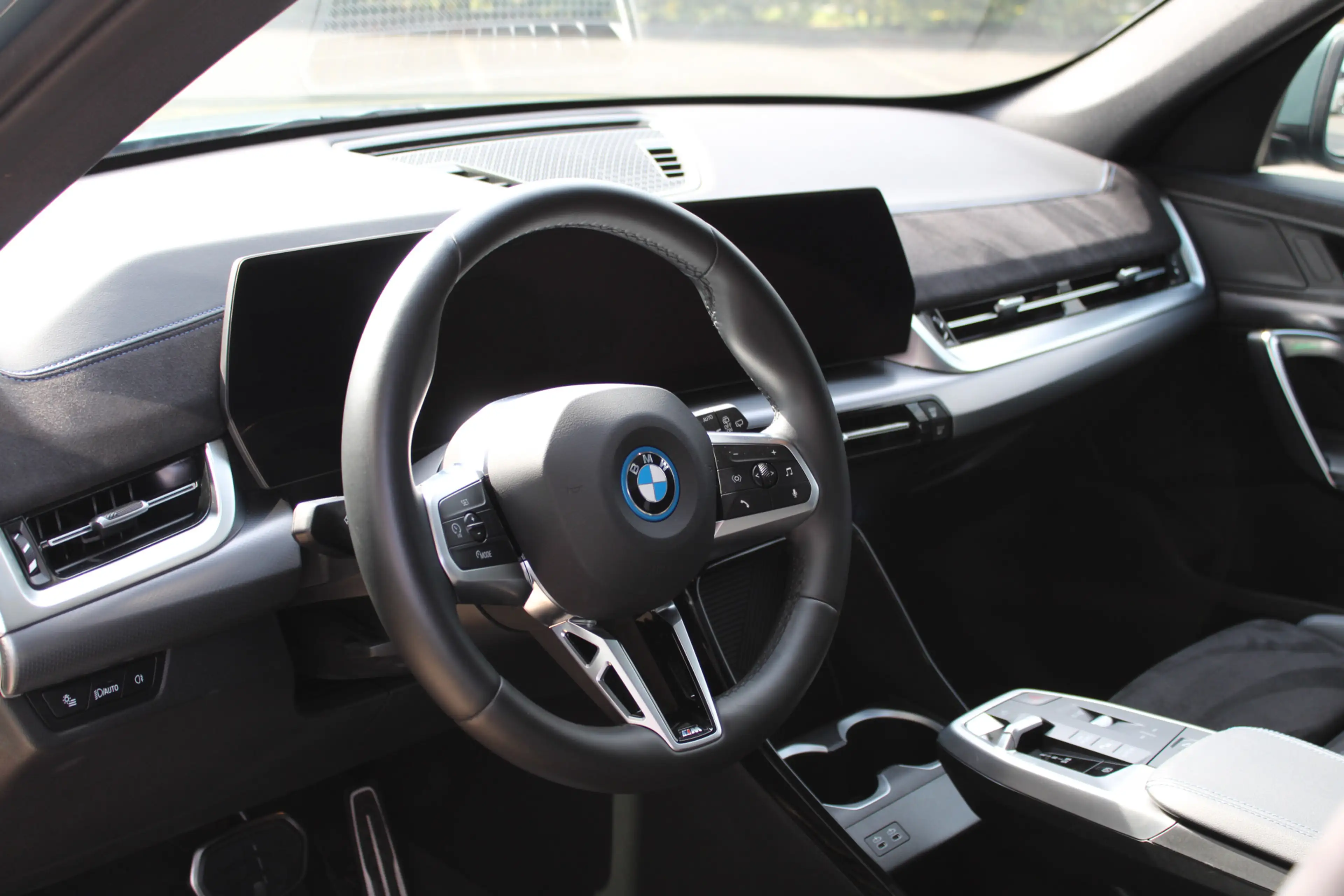 BMW iX1 xDrive30 M Sport / Panoramadak / Sportstoelen / Ac — photo 2