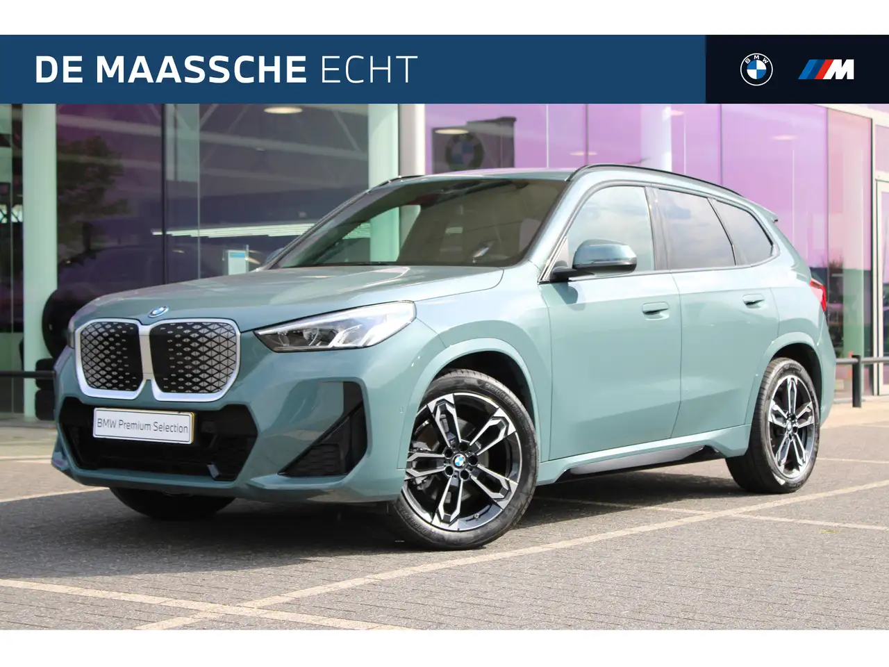 BMW iX1 xDrive30 M Sport / Panoramadak / Sportstoelen / Ac — photo 1 of 20