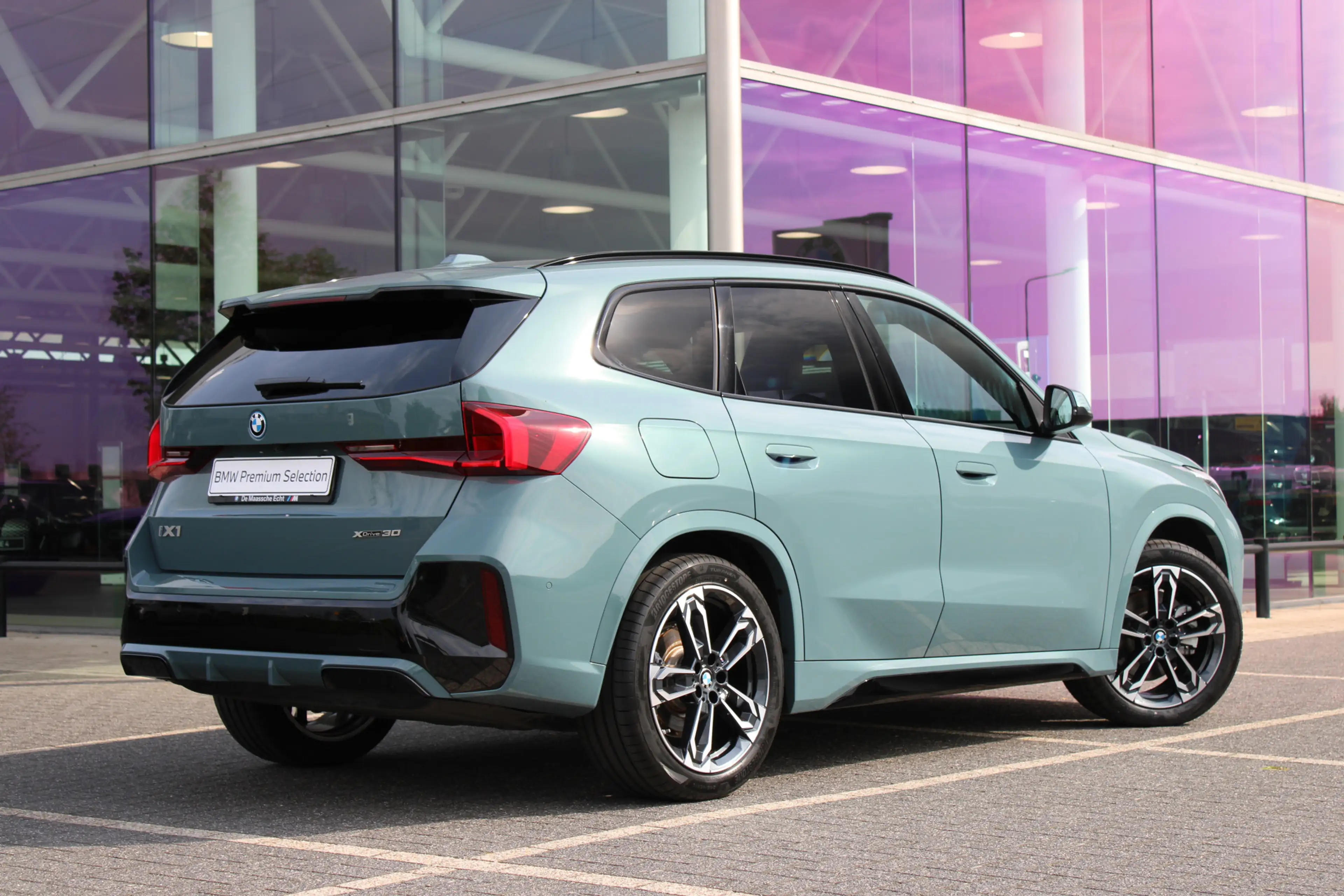 BMW iX1 xDrive30 M Sport / Panoramadak / Sportstoelen / Ac — photo 3