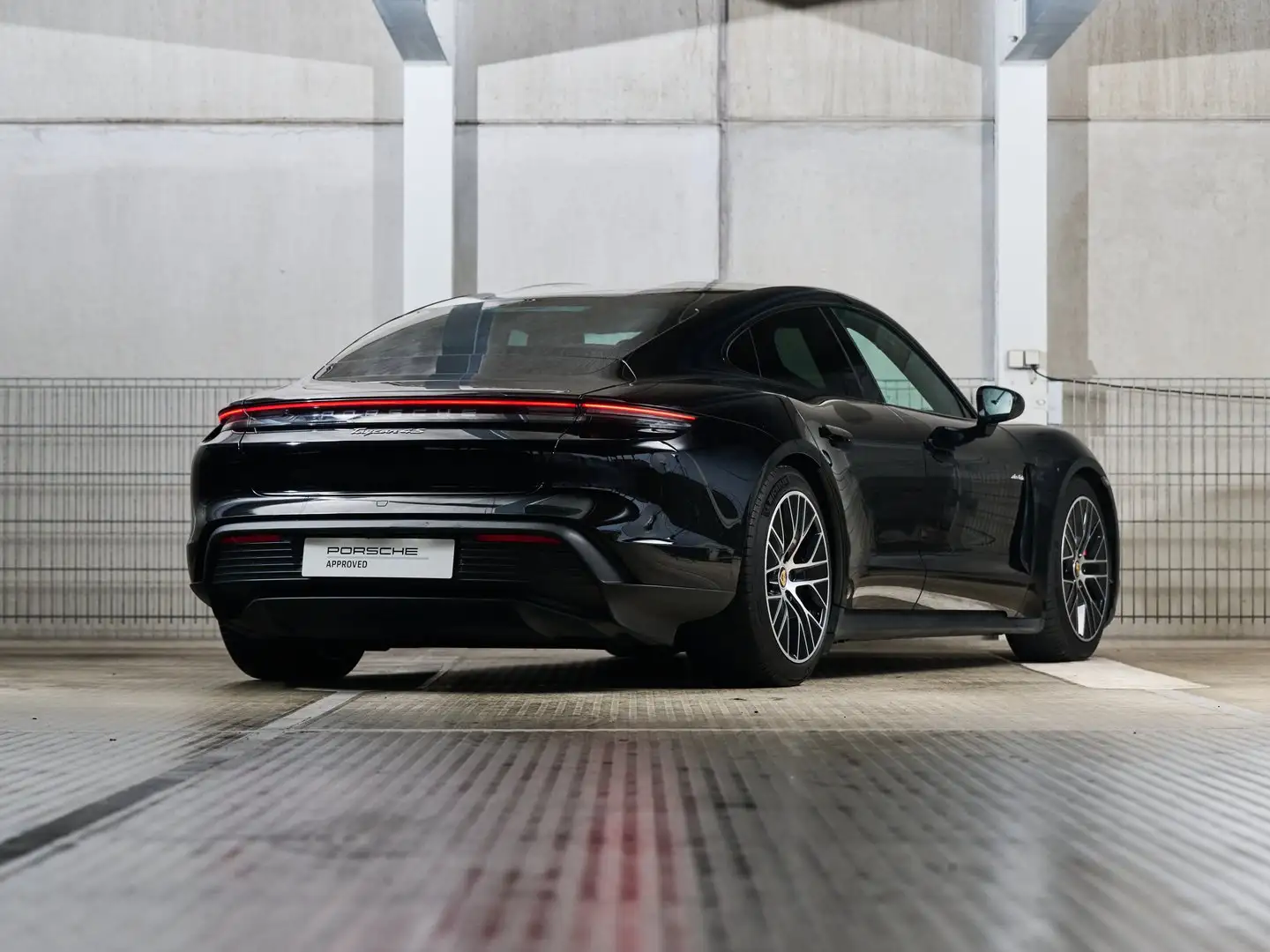Porsche Taycan 4S Schwarz - 2