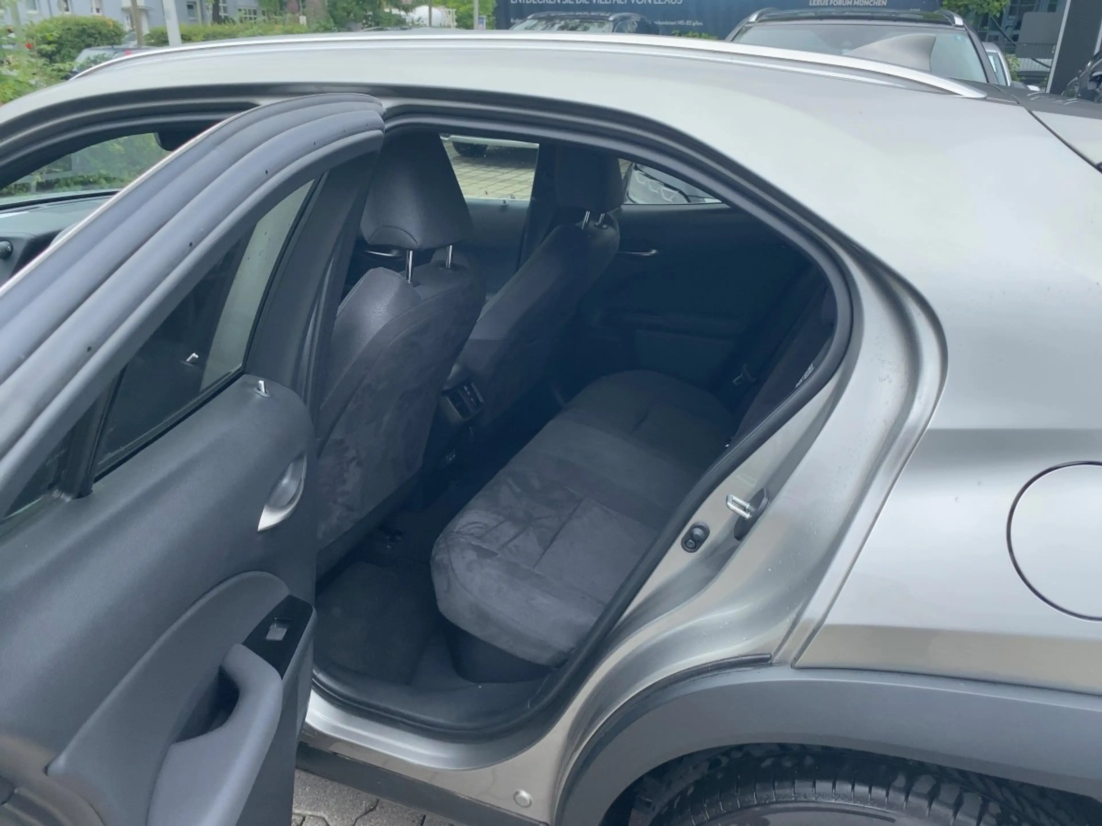 Lexus UX 250h UX 250 h Style Edition — photo 11