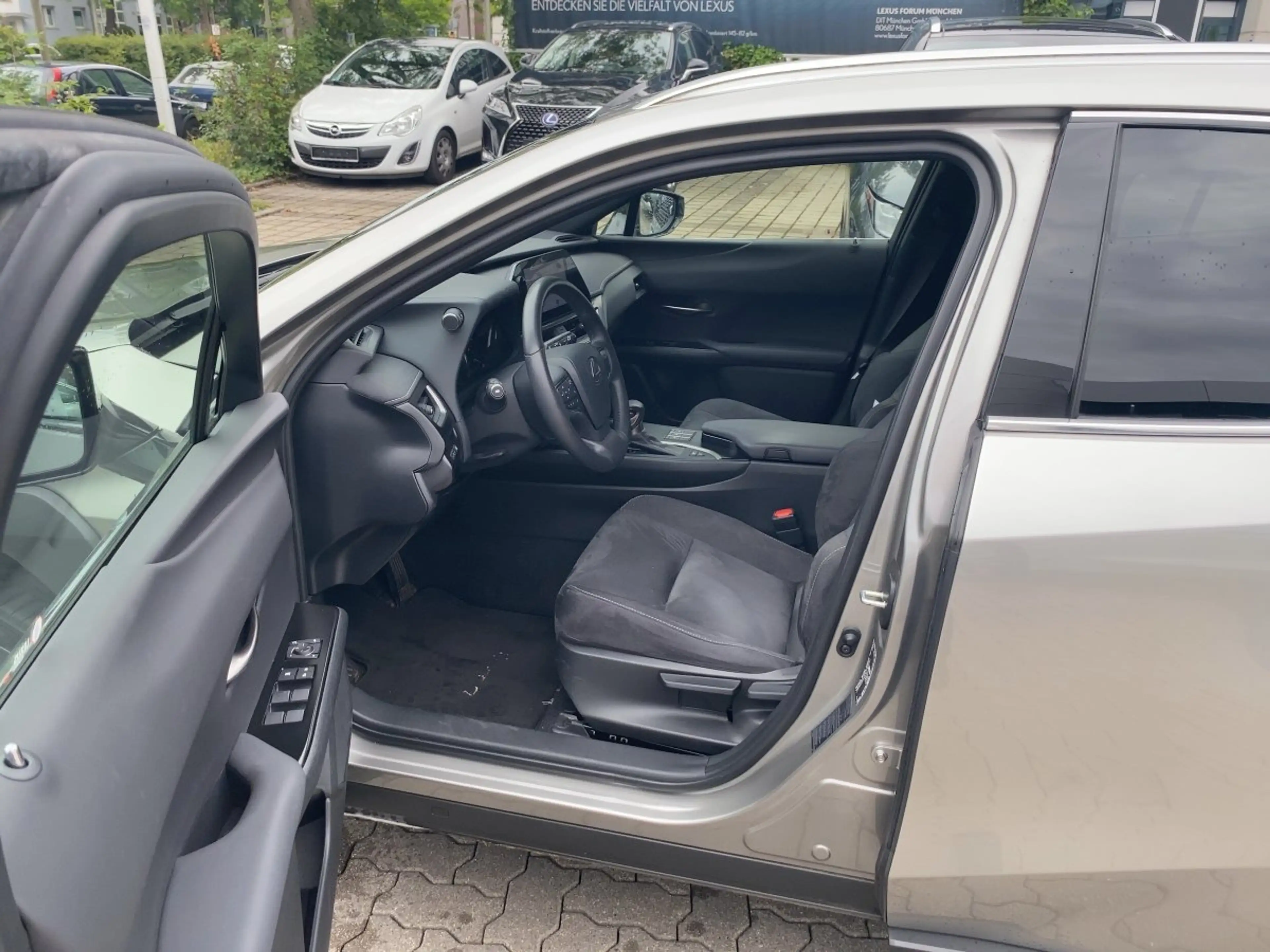 Lexus UX 250h UX 250 h Style Edition — photo 10