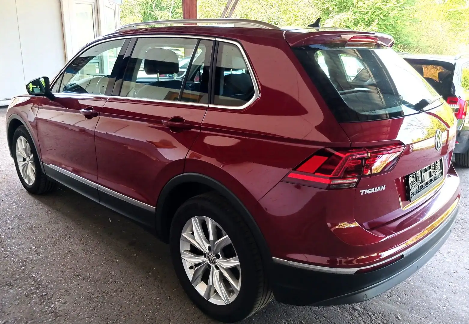Volkswagen Tiguan Highline 2.0 TDI 110 kW Navi,LED,Alcantar Красный - 2