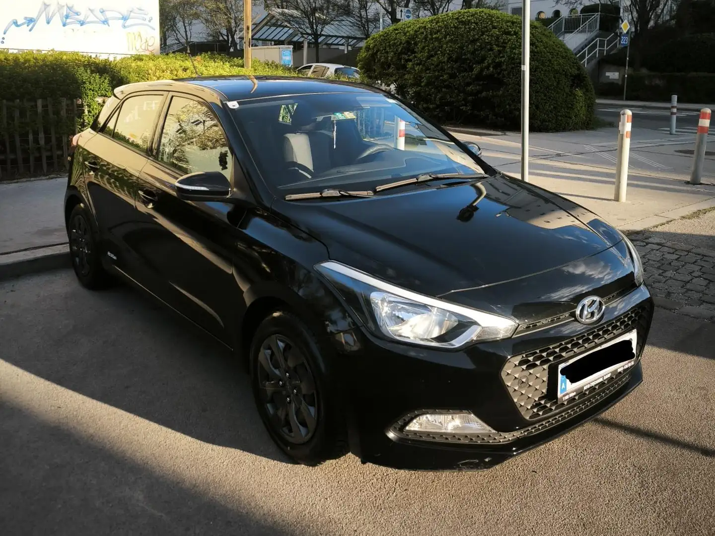 Hyundai i20 i20 1,25 Edition 25 Edition 25 Schwarz - 1