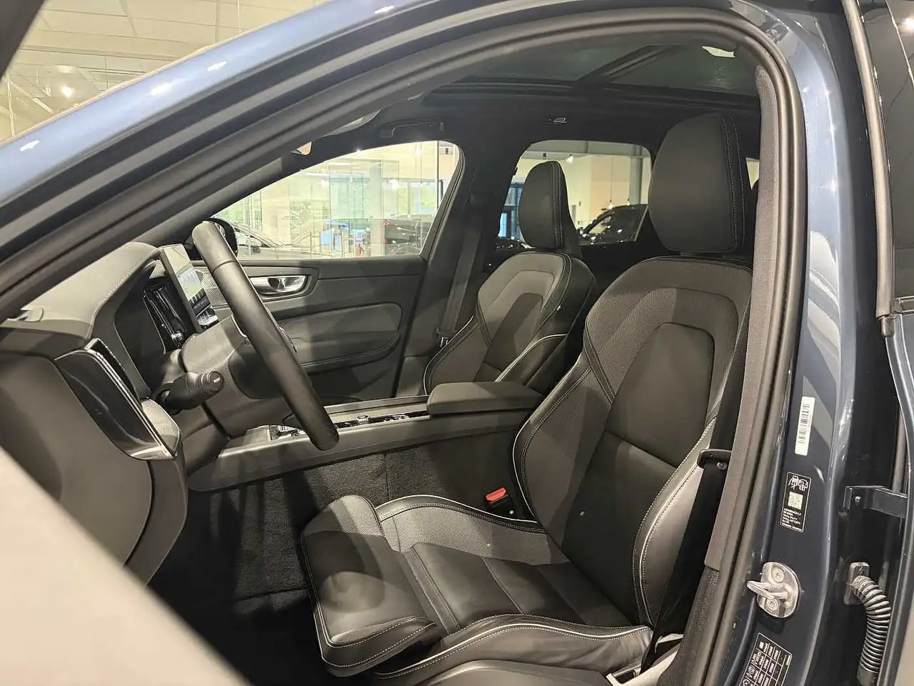 Volvo XC60 B5 AWD (4x4) Black Edition Ultra + electr trekhaak, миниатюра 6