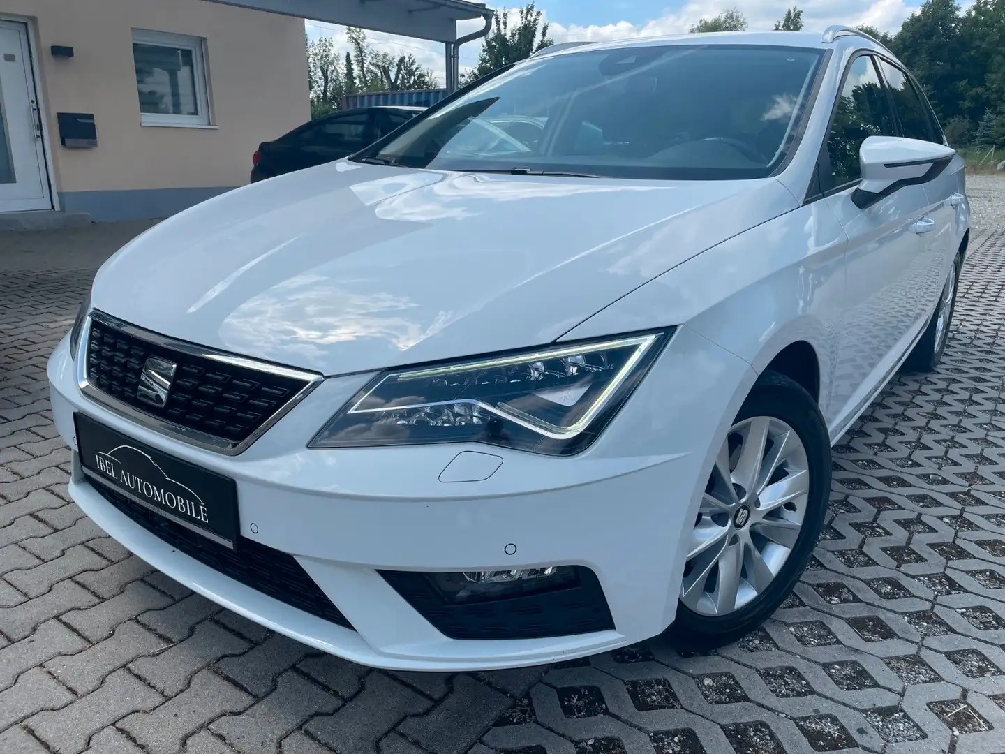 SEAT Leon ST 1.6TDI Aut. Style Navi LED AHK ACC LaneA Weiß - 1