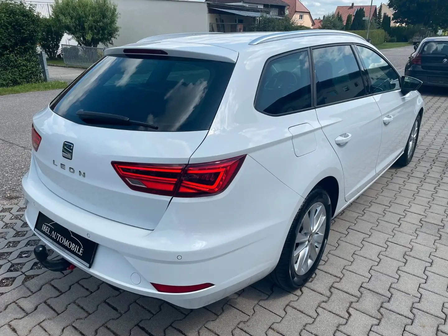 SEAT Leon ST 1.6TDI Aut. Style Navi LED AHK ACC LaneA Weiß - 2