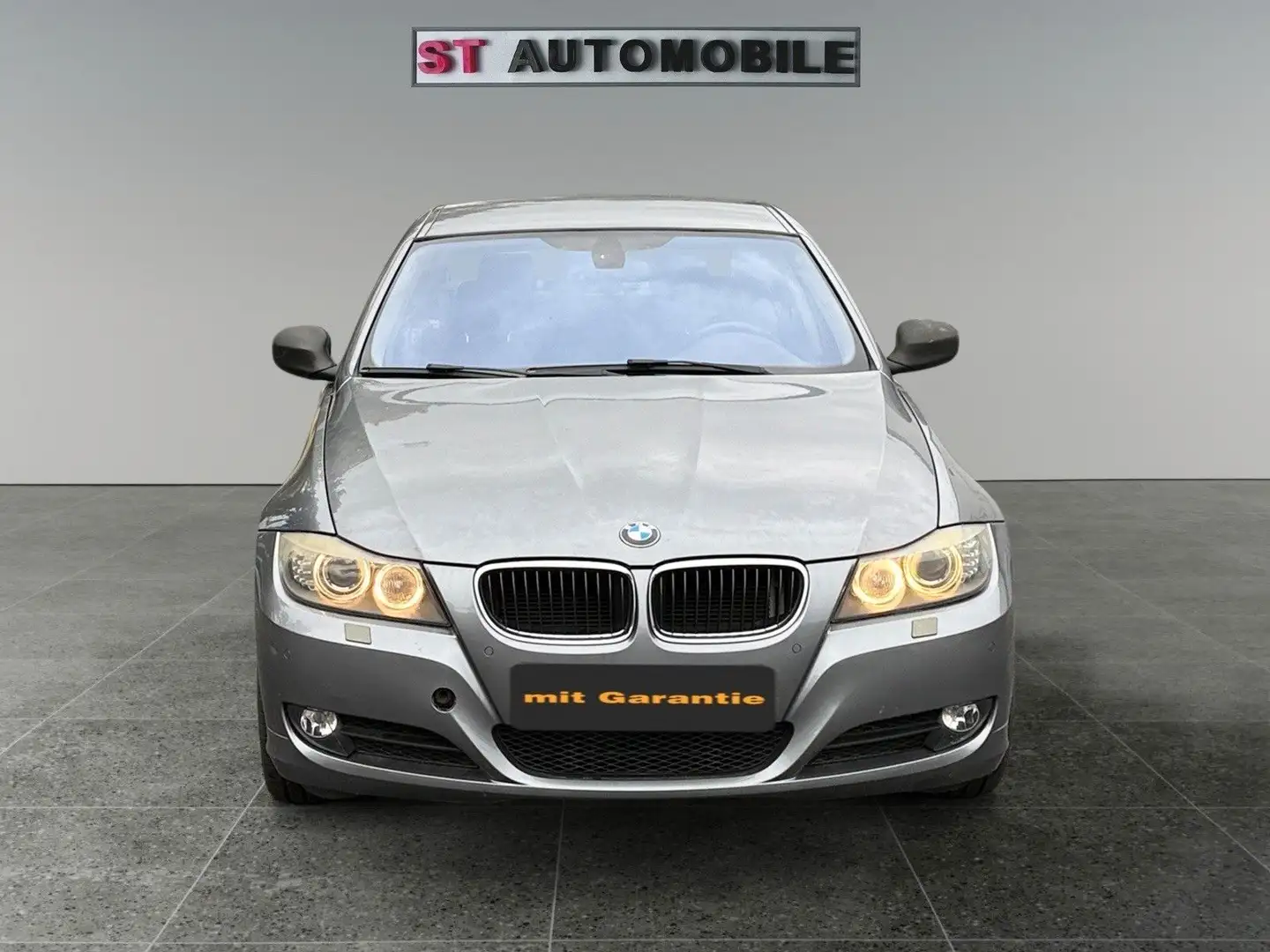 BMW 320 i-Automatik-PDC-Klimaautomatik-Sitzheizung Šedá - 2