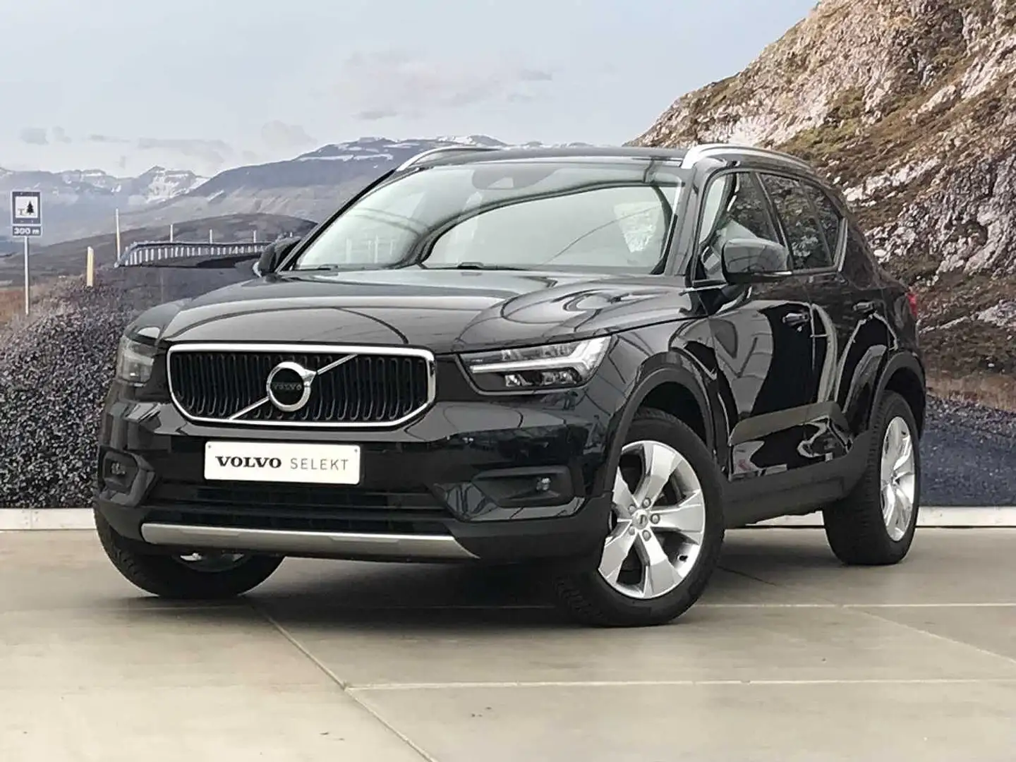 Volvo XC40 B4 AWD MILD HYBRID MOMENTUM PRO Zwart - 1