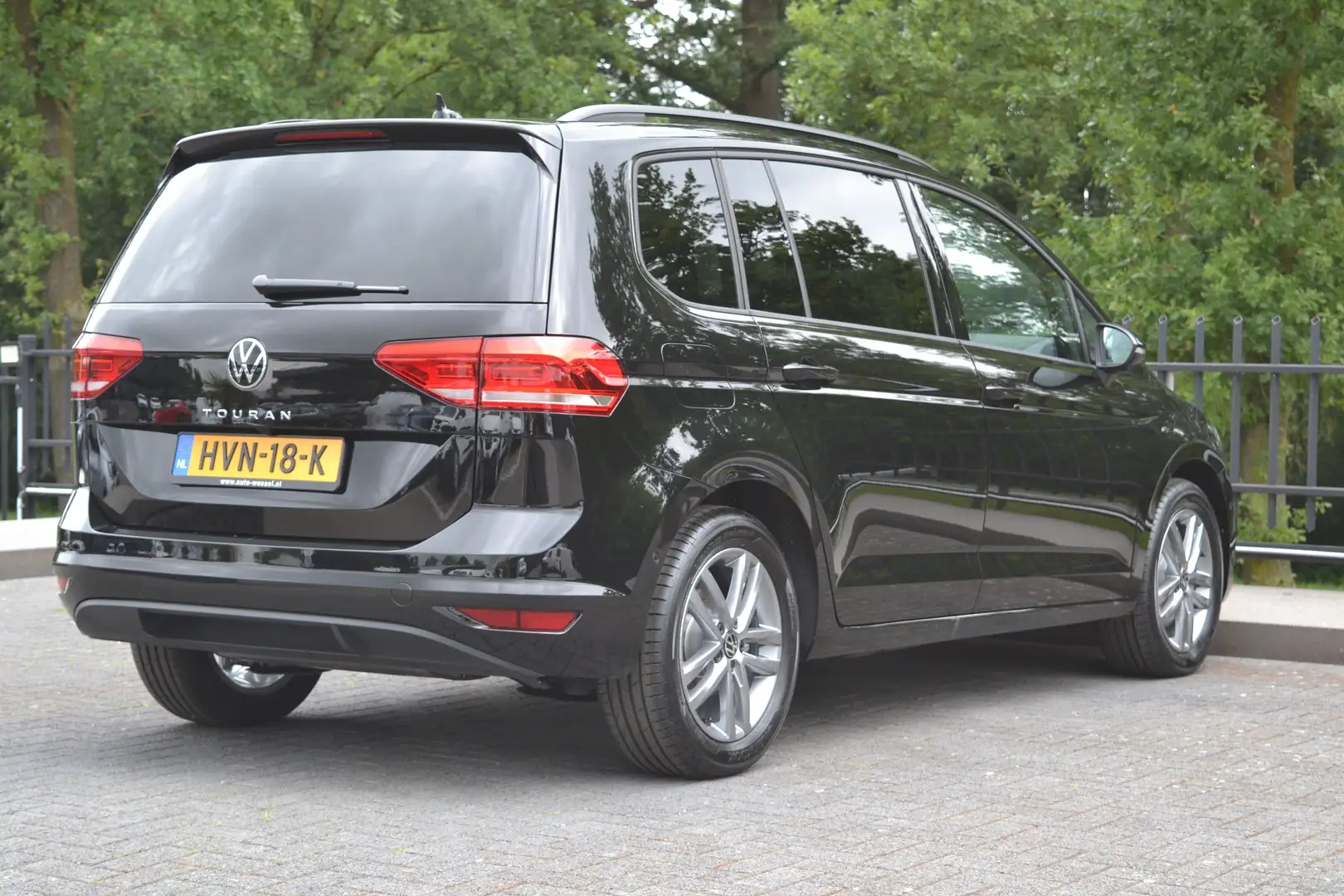 Volkswagen Touran 1.5 TSI Comfortline | Navi | Camera | Adaptive | C Zwart - 2