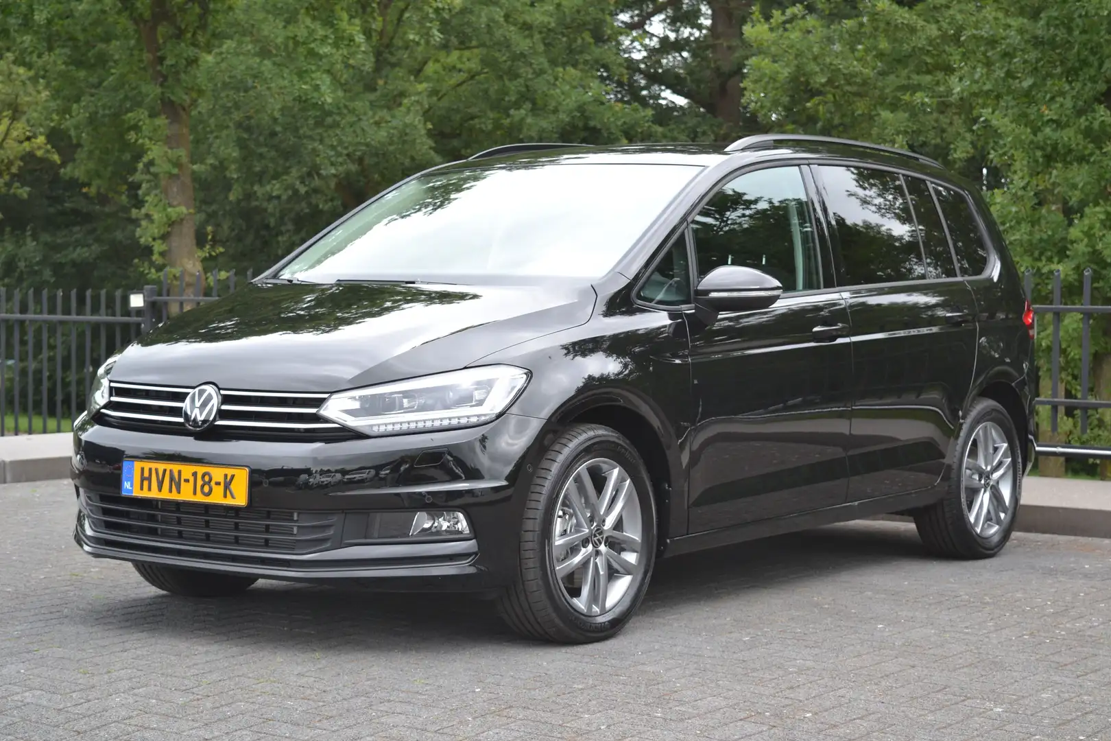 Volkswagen Touran 1.5 TSI Comfortline | Navi | Camera | Adaptive | C Zwart - 1