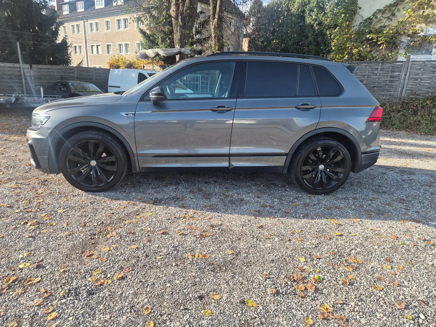 Volkswagen Tiguan R-line 2,0 TDI DSG 4Motion Grau - 2