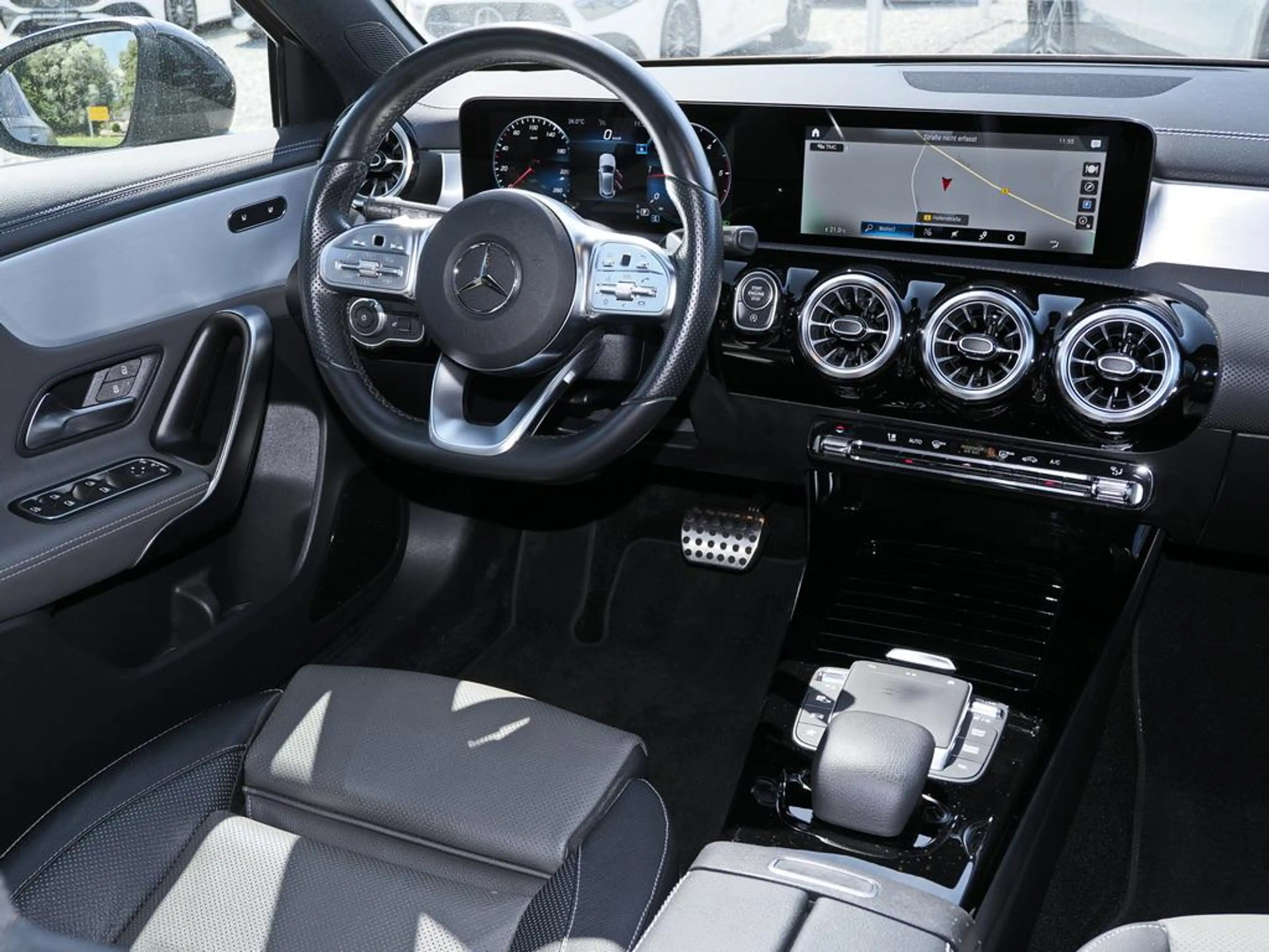 Mercedes-Benz A 220 d 4M AMG KAMERA PANO MBUX TEMPO NIGHT — photo 11