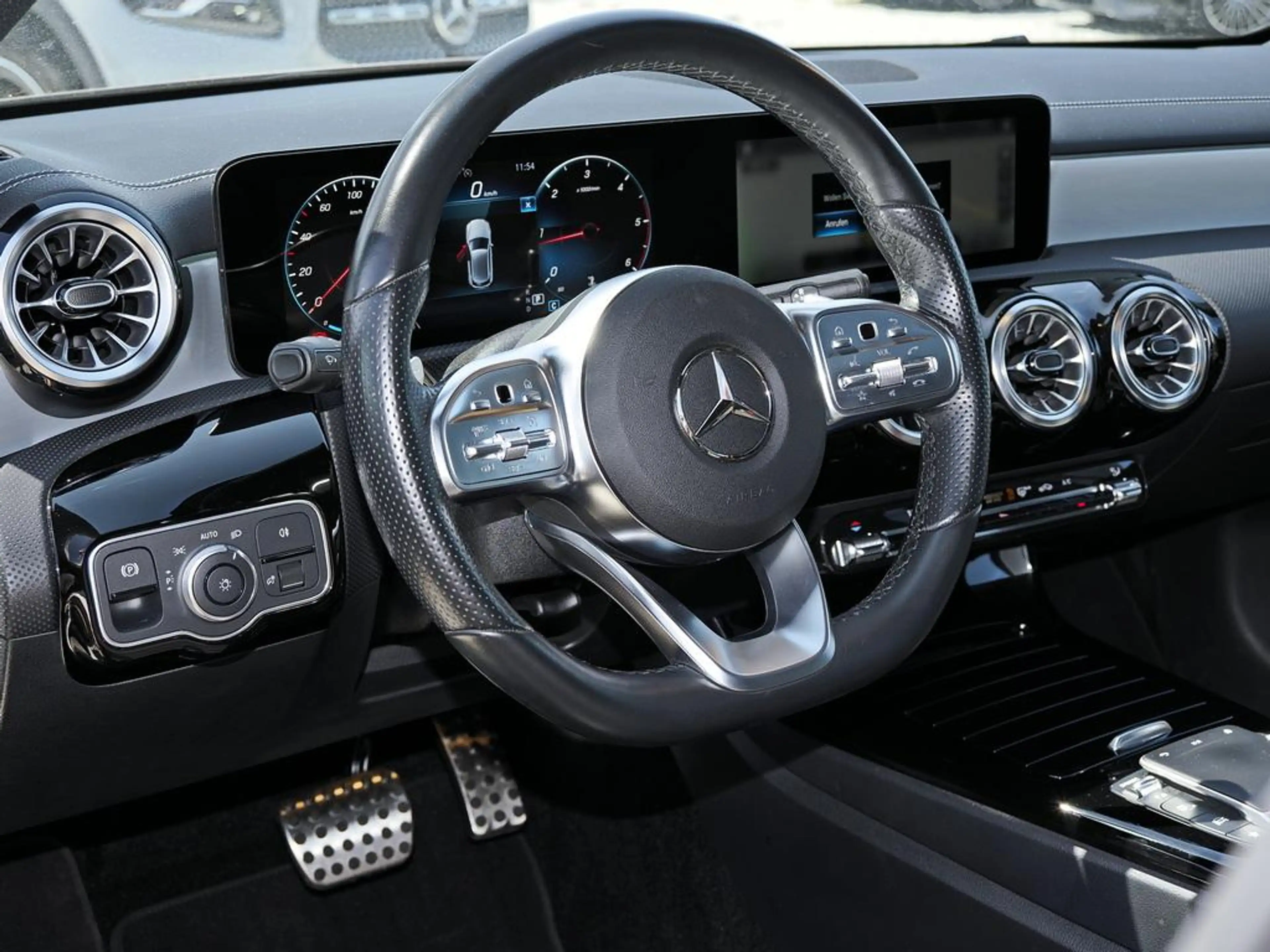 Mercedes-Benz A 220 d 4M AMG KAMERA PANO MBUX TEMPO NIGHT — photo 10