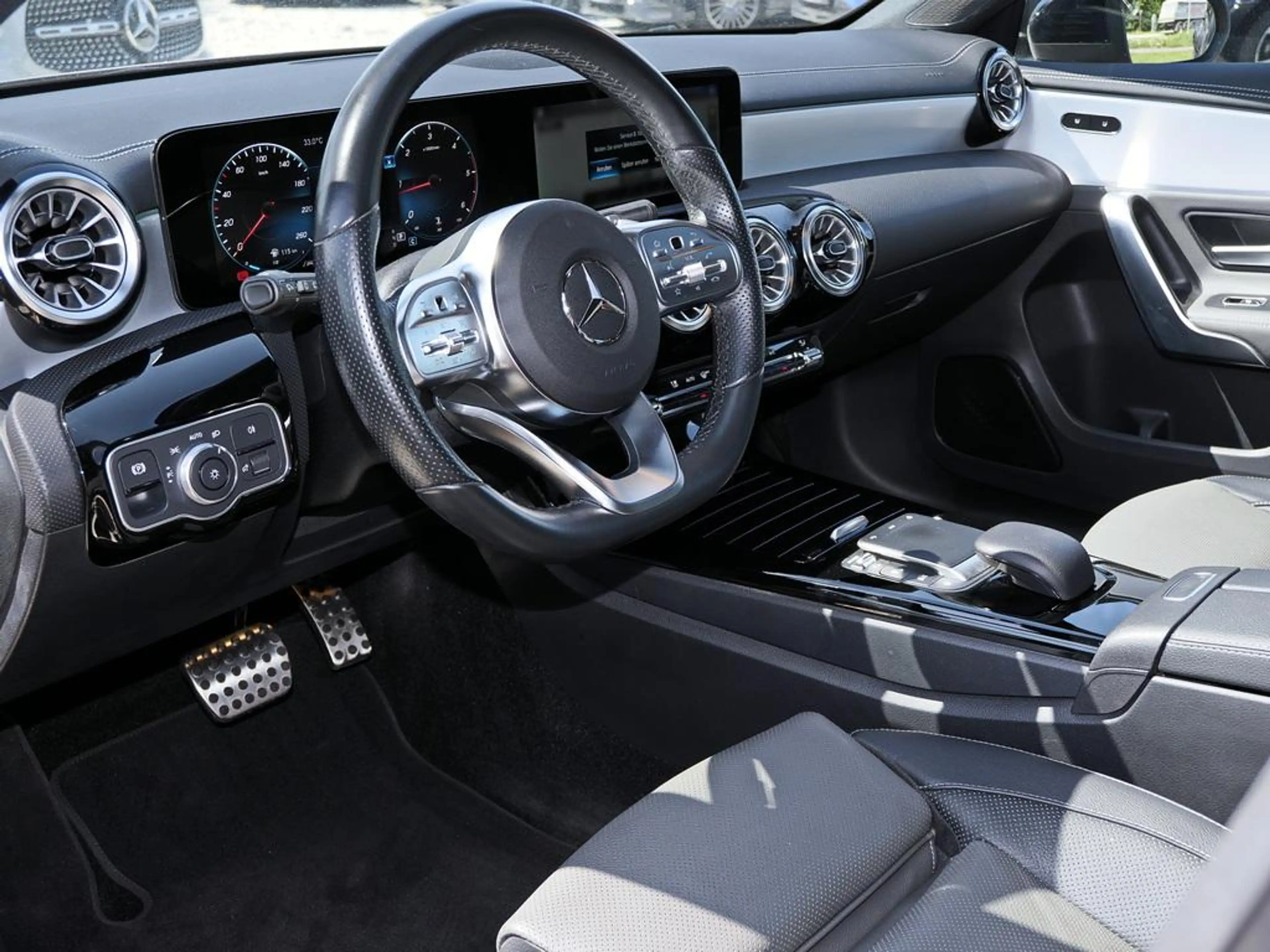 Mercedes-Benz A 220 d 4M AMG KAMERA PANO MBUX TEMPO NIGHT — photo 9