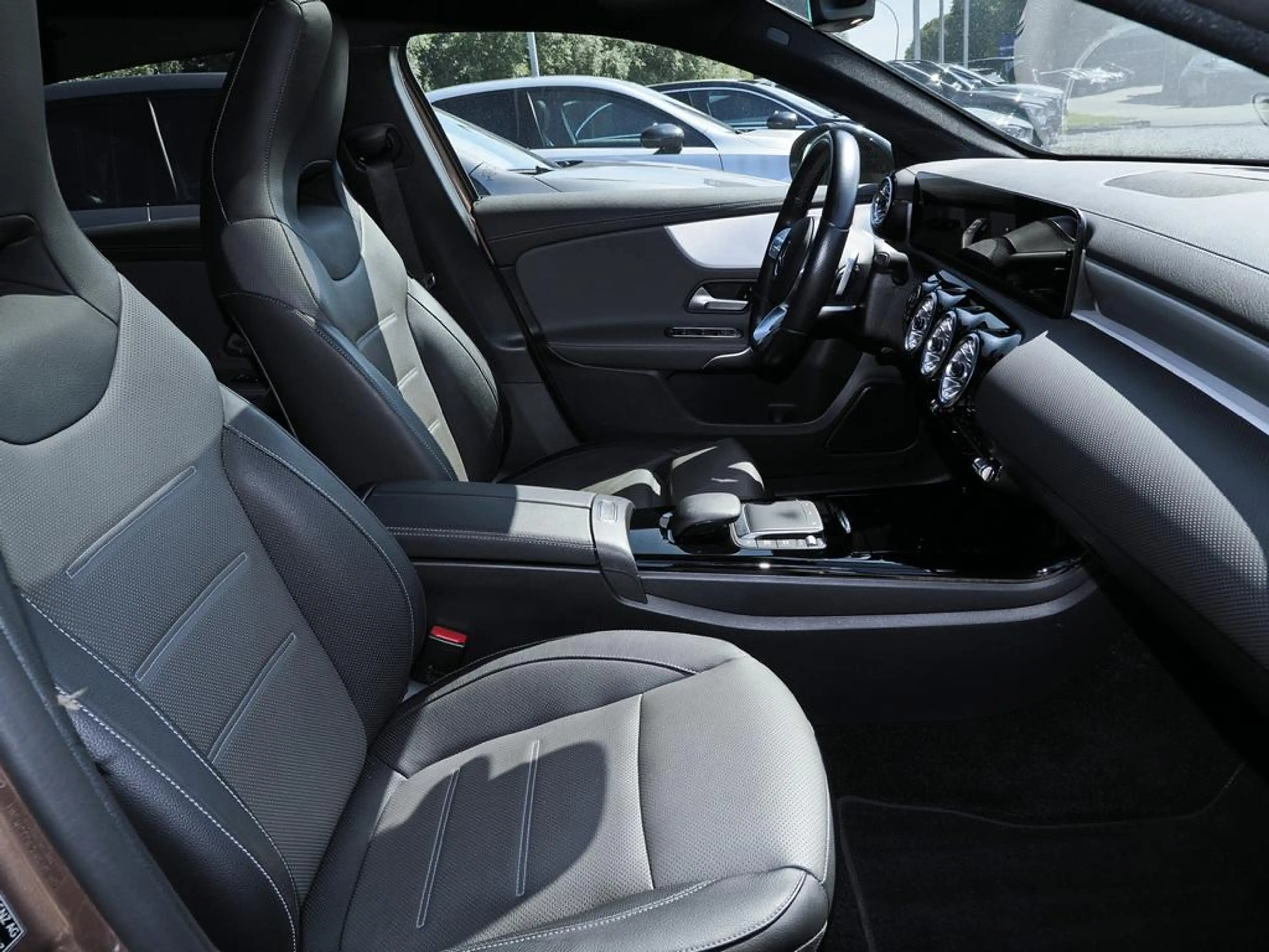 Mercedes-Benz A 220 d 4M AMG KAMERA PANO MBUX TEMPO NIGHT — photo 13