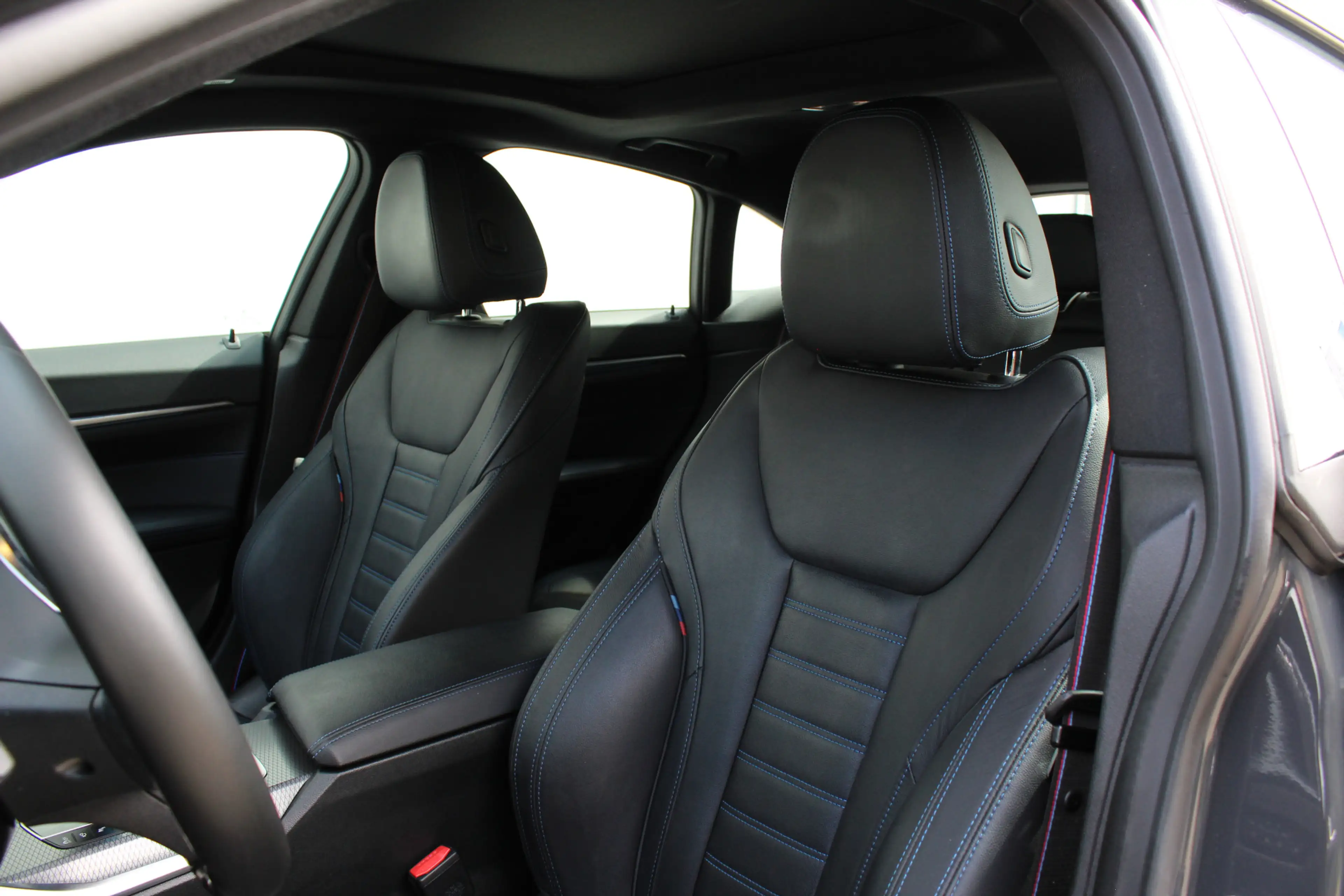 BMW i4 M50 High Executive / Schuif-kanteldak / Trekhaak / — photo 10