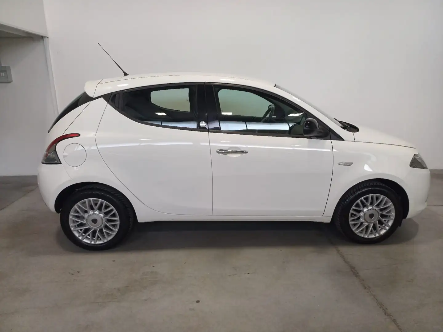 Lancia Ypsilon 1.2 69 CV 5 porte GPL Ecochic Gold Bianco - 2